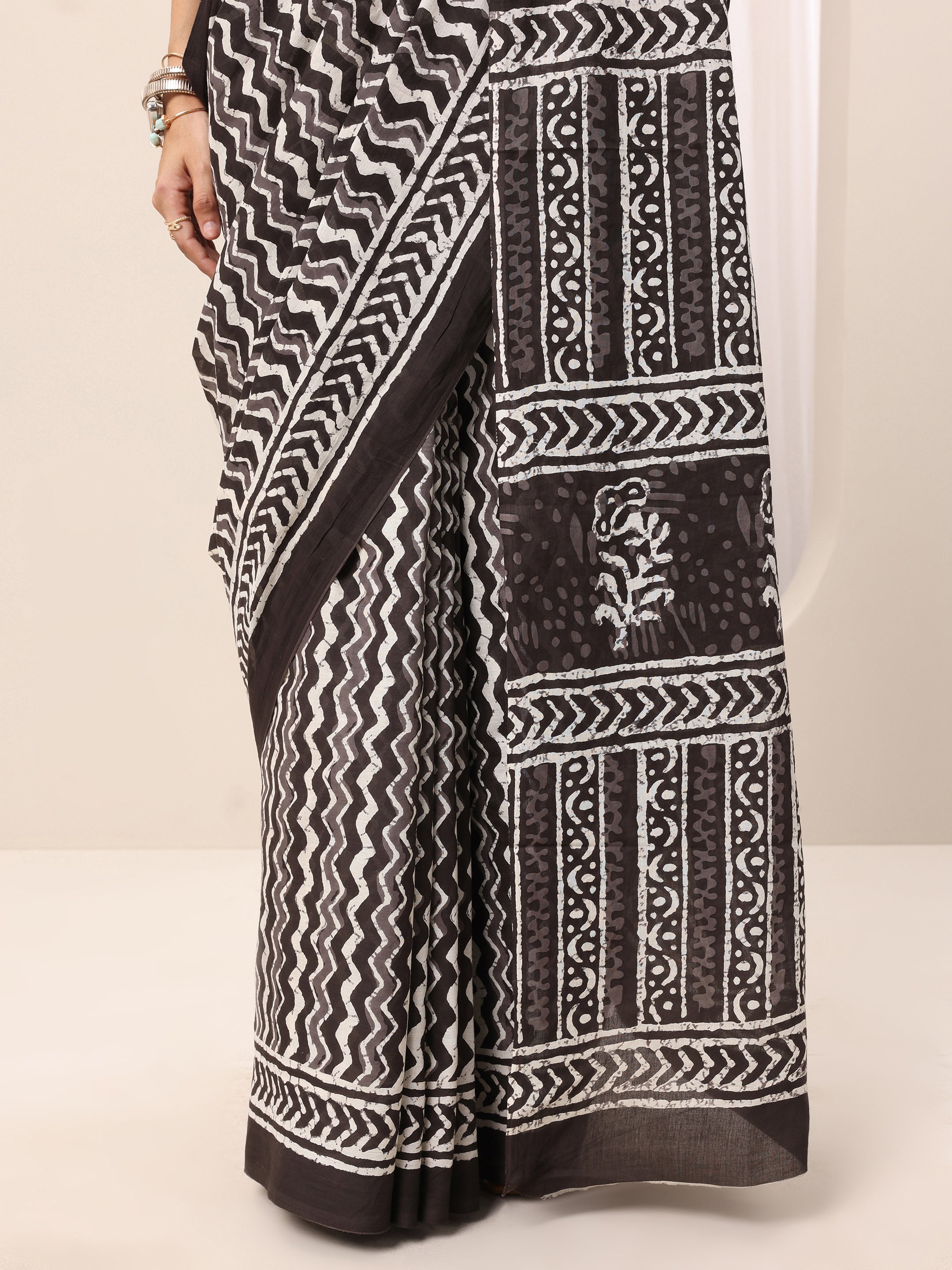 Grey Printed Leheriya Cotton Saree With Unstitched Blouse Piece