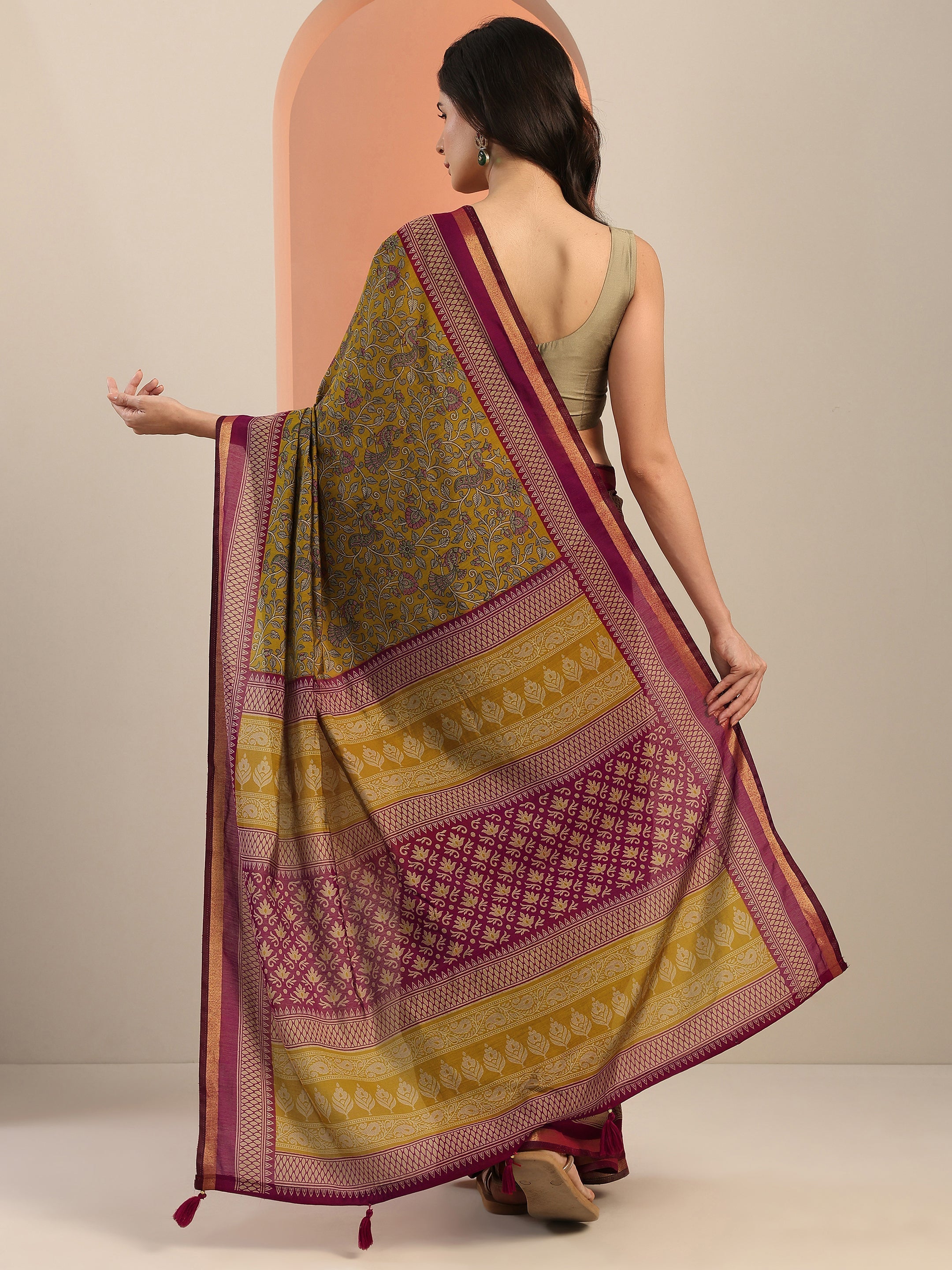 Mustard Printed Silk Blend Saree With Unstitched Blouse Piece