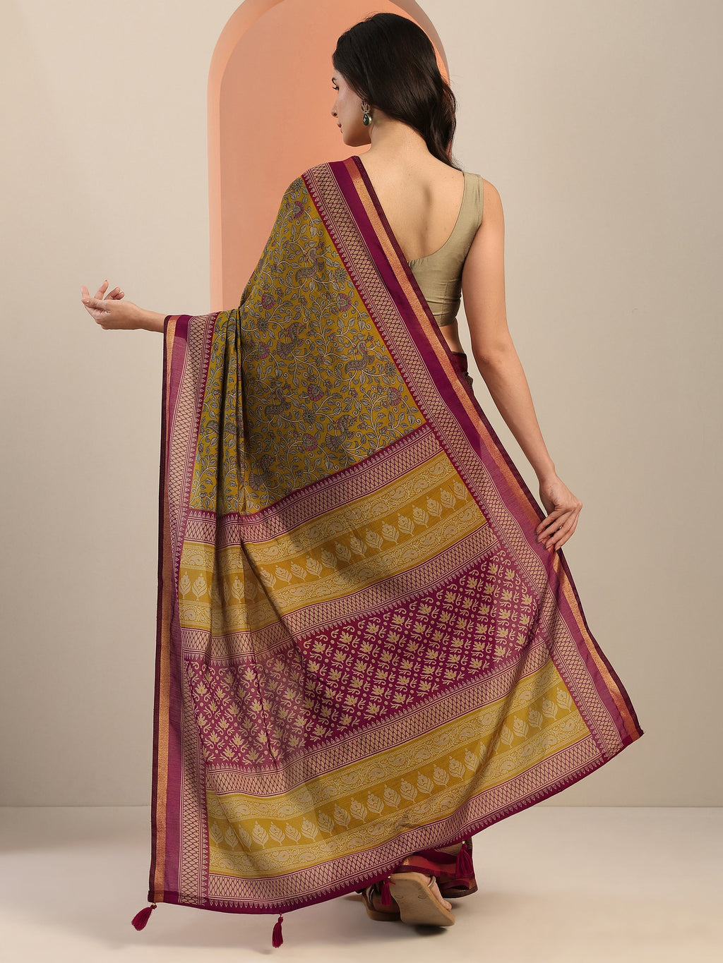 Mustard Printed Silk Blend Saree With Unstitched Blouse Piece