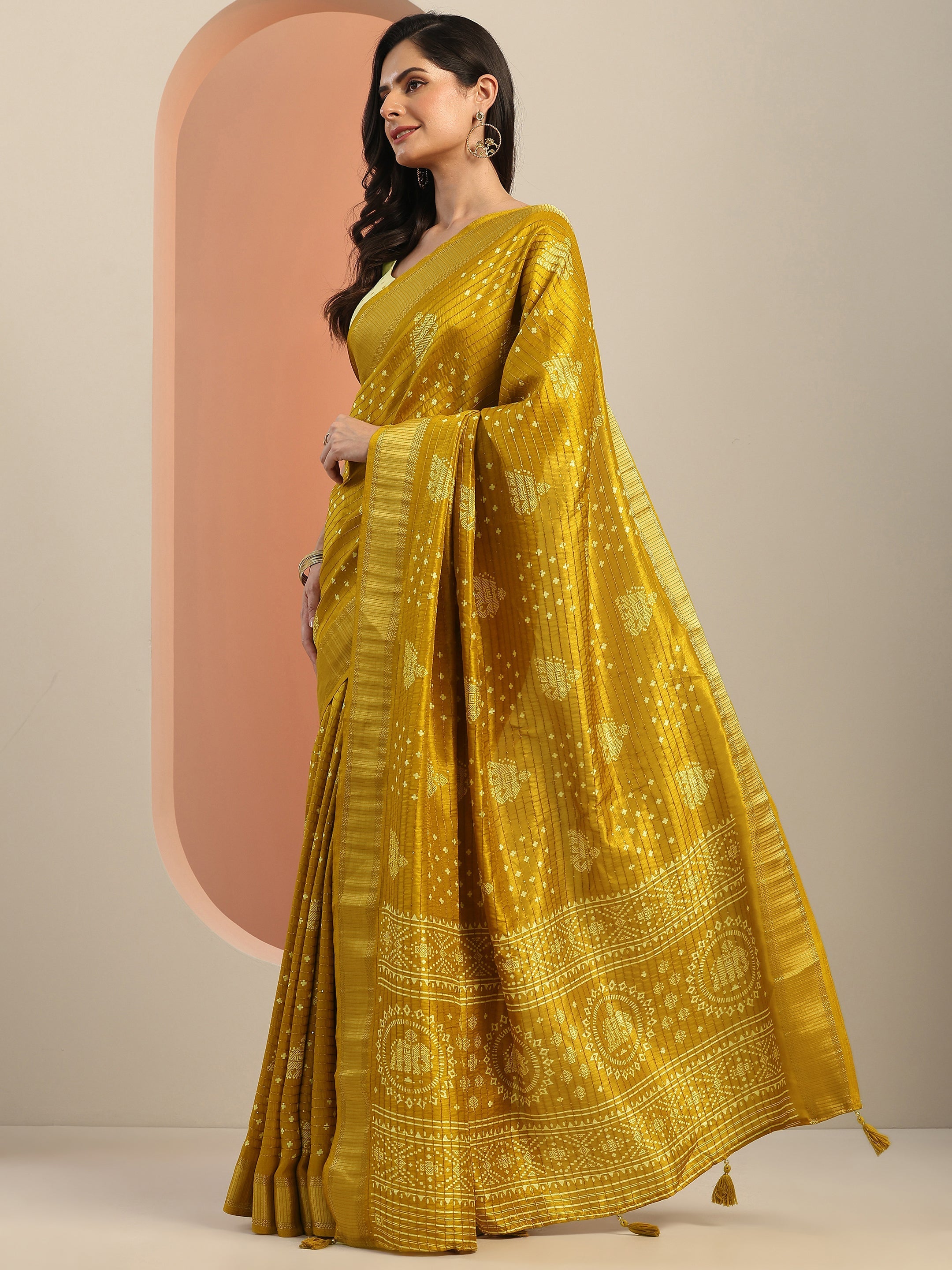 Mustard Printed Silk Blend Saree With Unstitched Blouse Piece