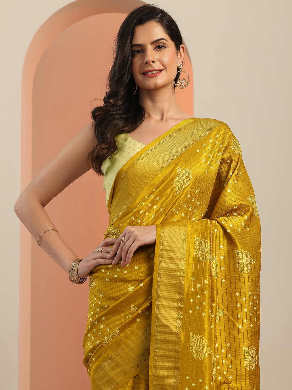 Mustard Printed Silk Blend Saree With Unstitched Blouse Piece