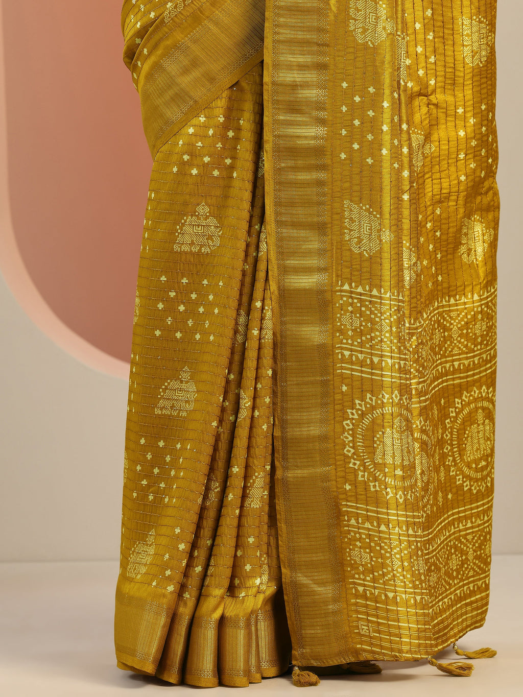 Mustard Printed Silk Blend Saree With Unstitched Blouse Piece
