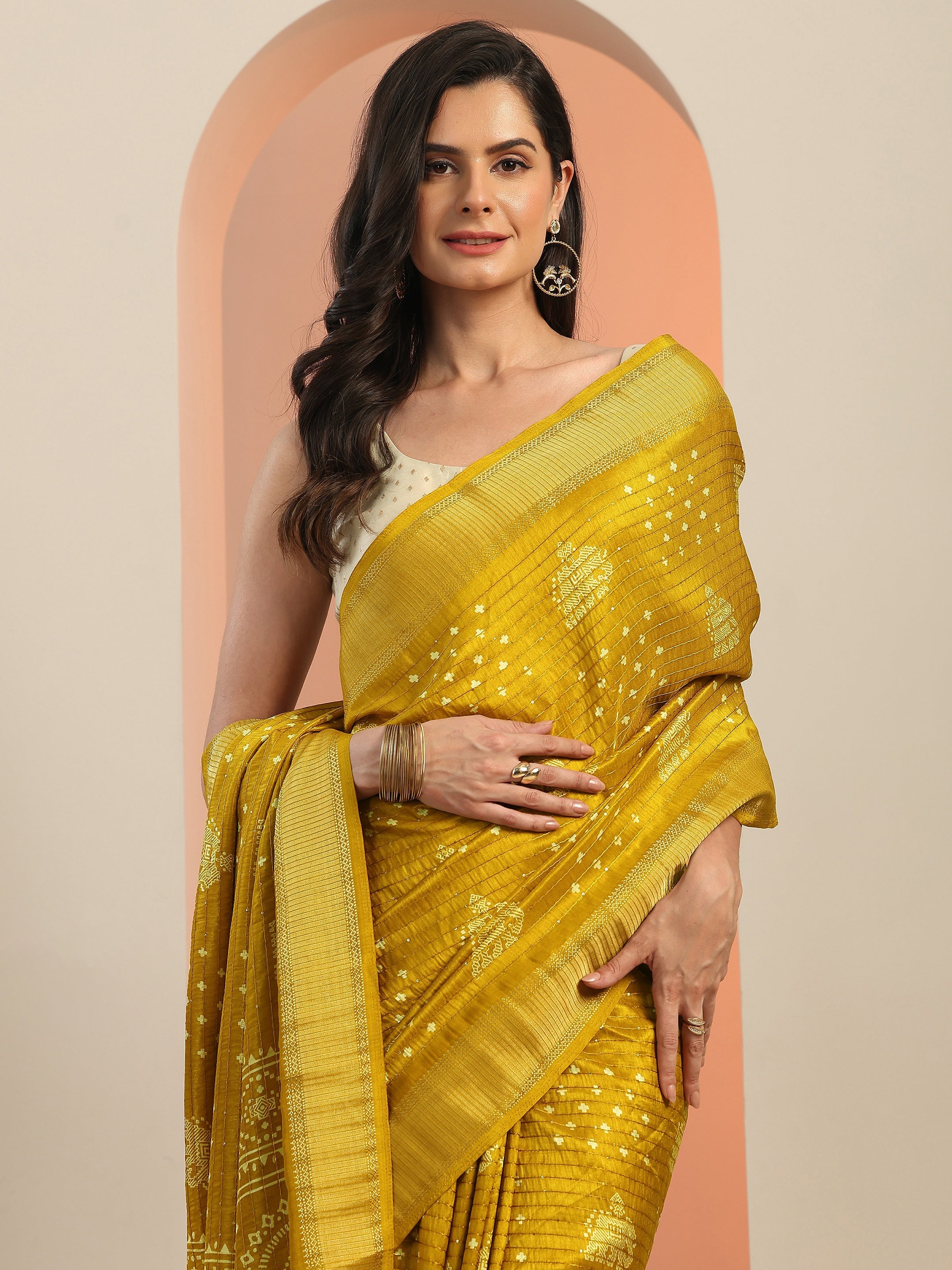 Mustard Printed Silk Blend Saree With Unstitched Blouse Piece