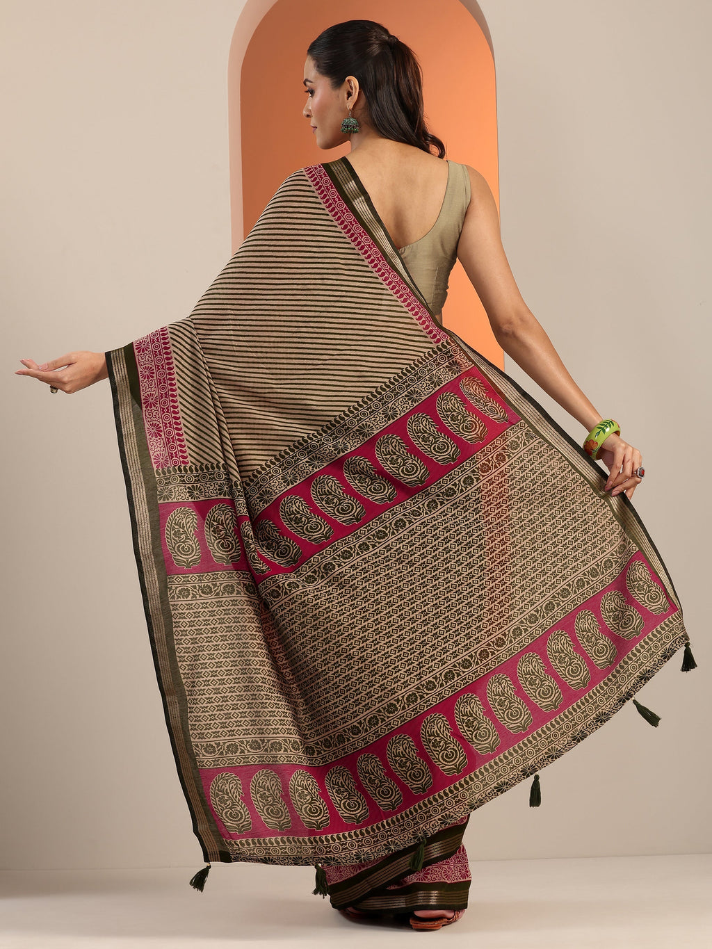Olive Printed Cotton Blend Saree With Unstitched Blouse Piece