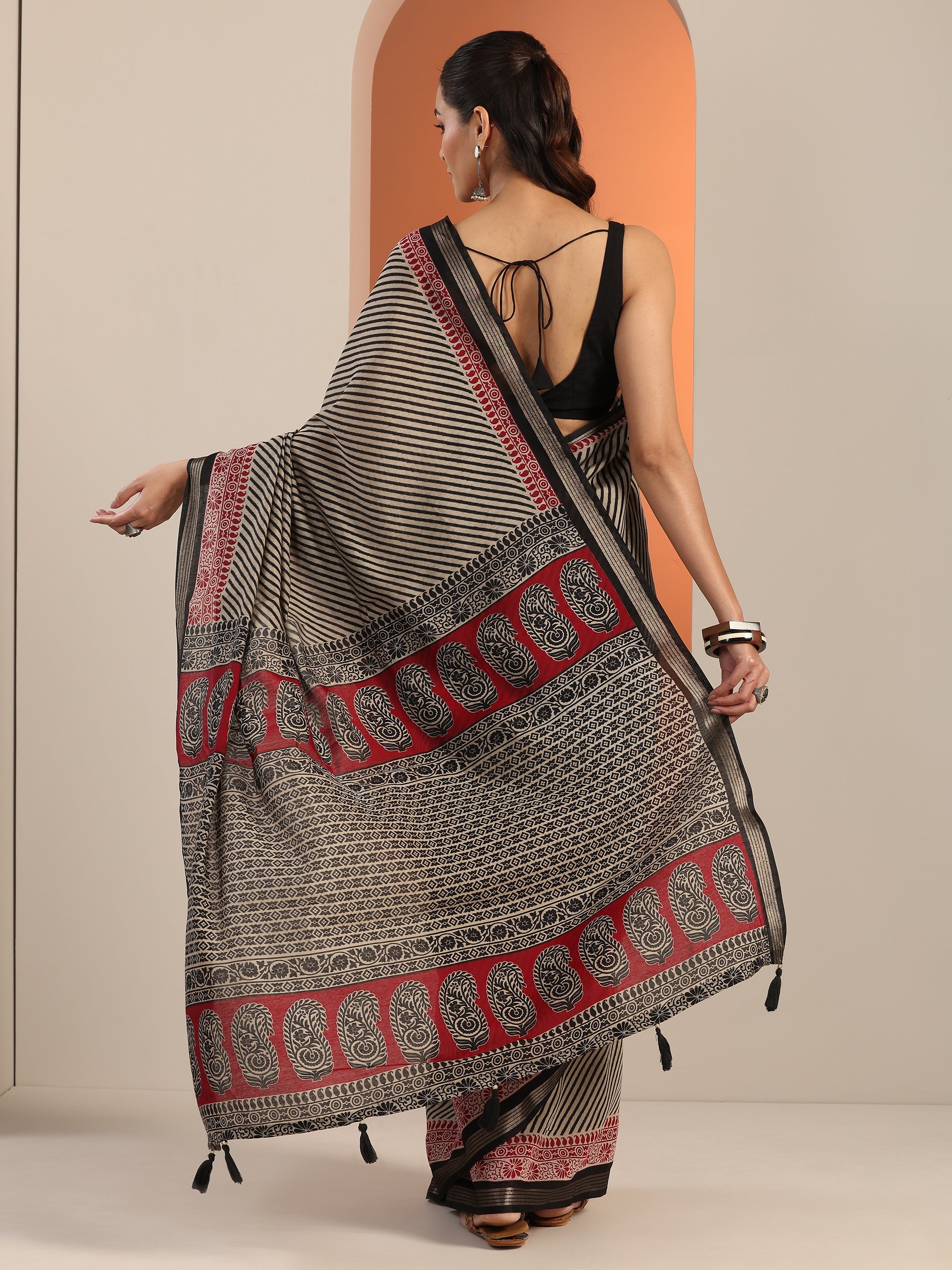 Black Printed Cotton Blend Saree With Unstitched Blouse Piece