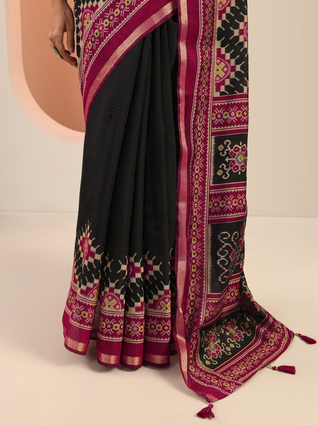 Black Solid Cotton Saree With Unstitched Blouse Piece