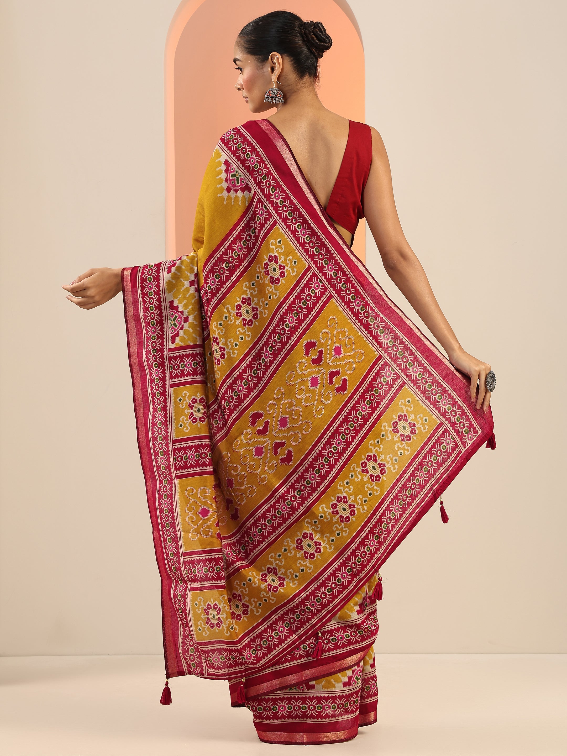 Mustard Solid Cotton Saree With Unstitched Blouse Piece