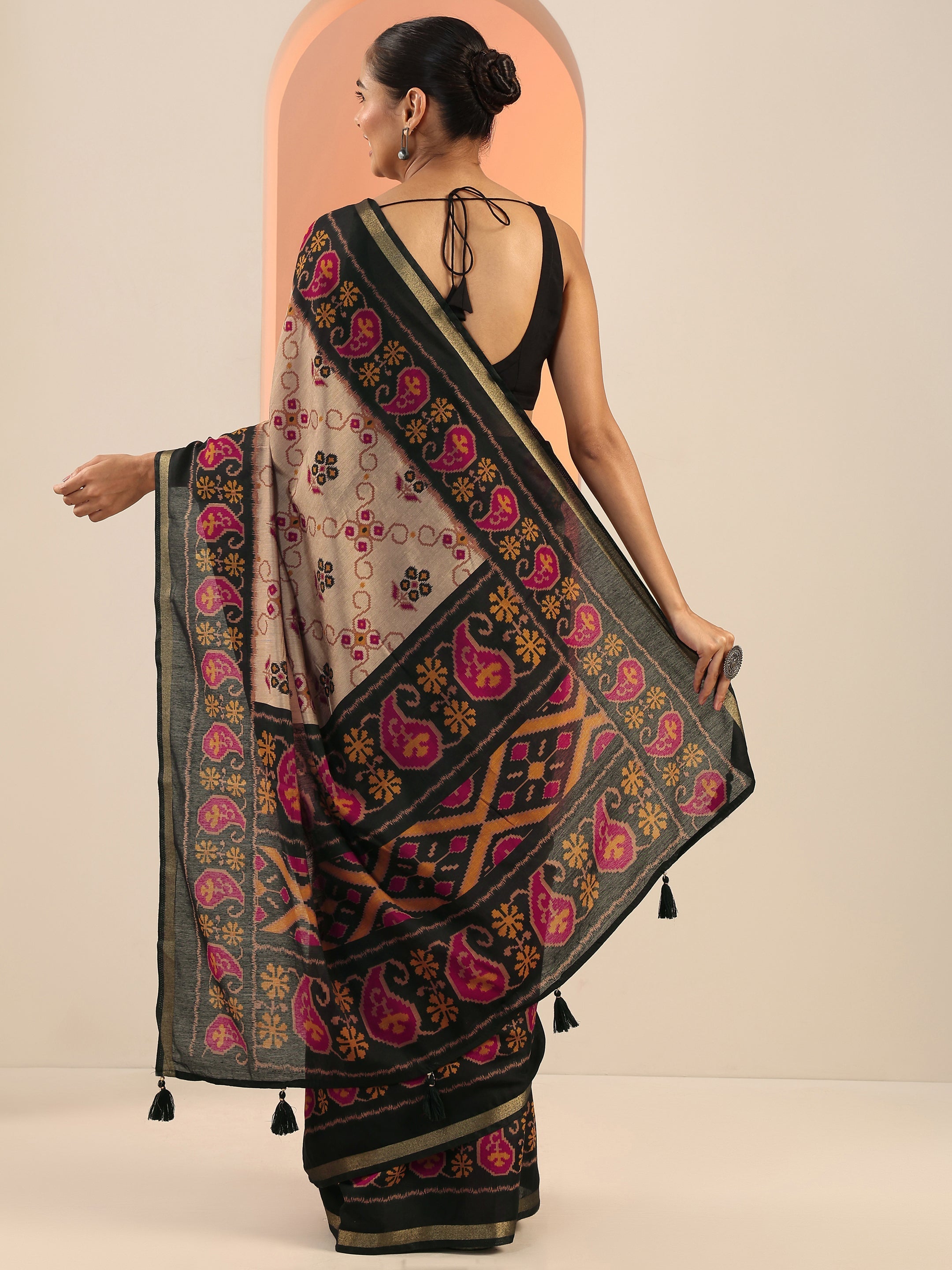 Beige Printed Cotton Saree With Unstitched Blouse Piece