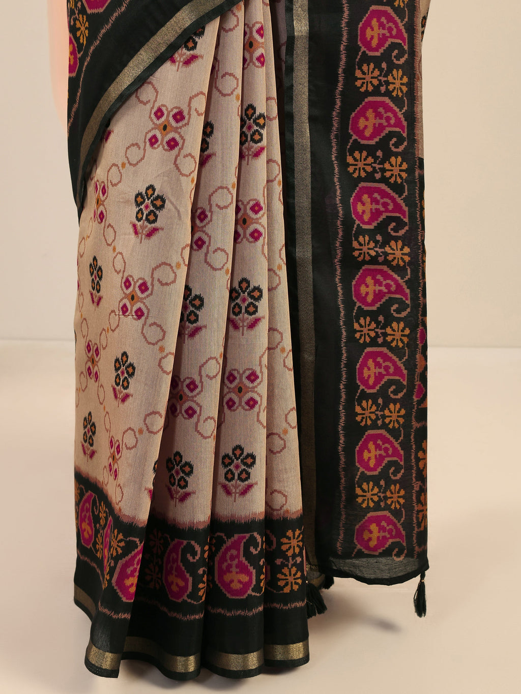 Beige Printed Cotton Saree With Unstitched Blouse Piece