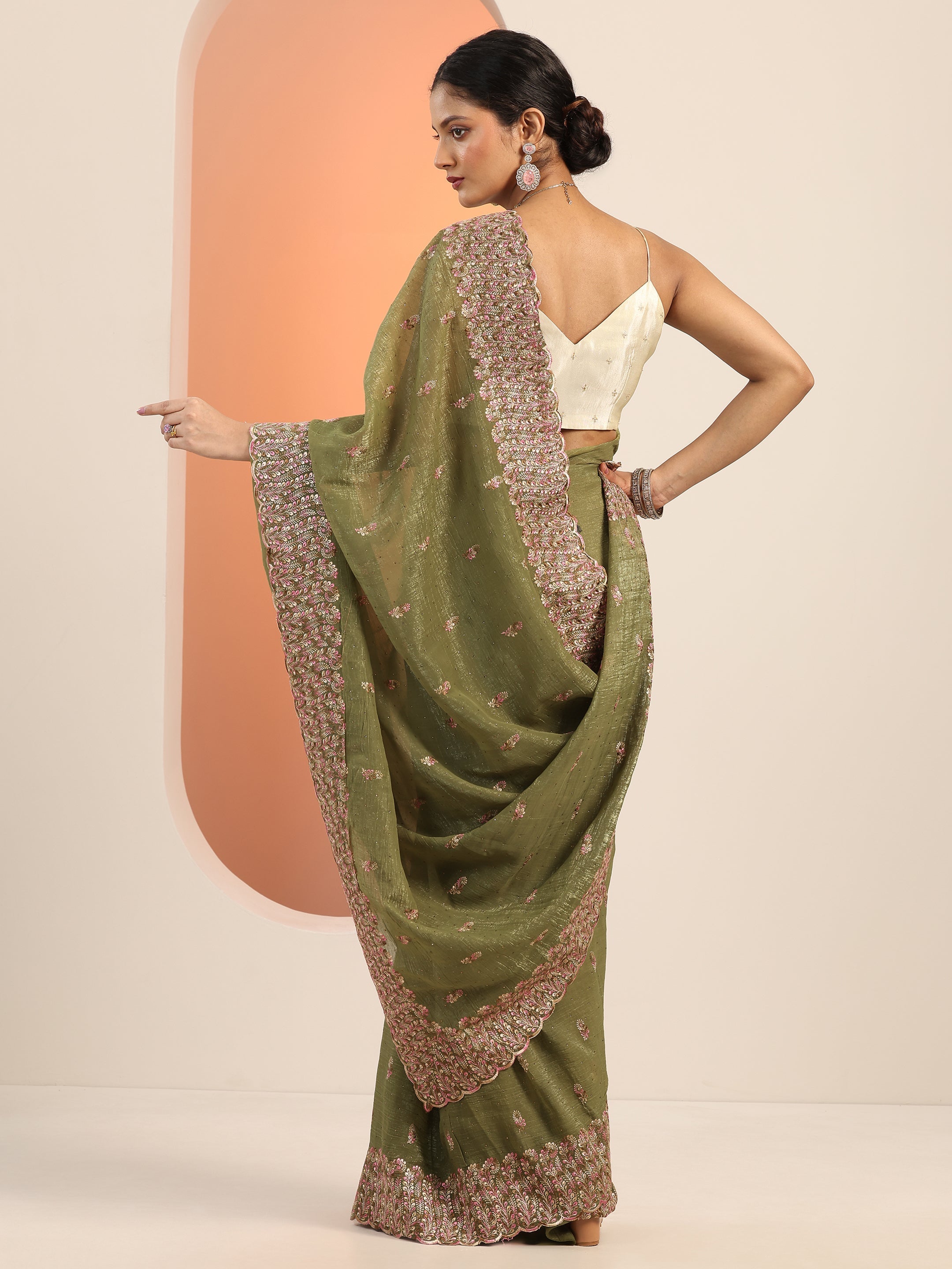 Green Embroidered Silk blend Saree With Unstitched Blouse Piece