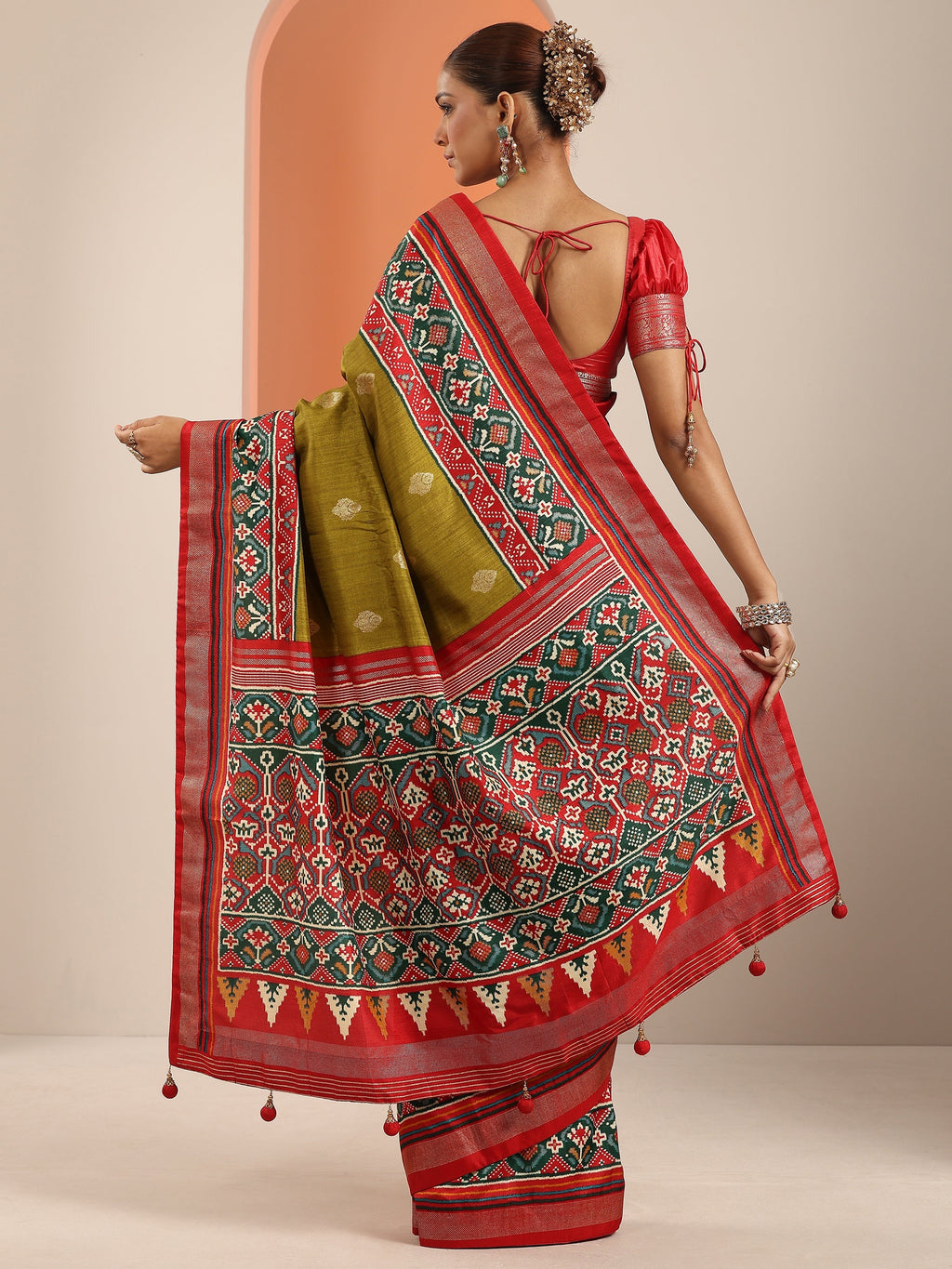 Olive Embellished Silk Blend Saree With Unstitched Blouse Piece