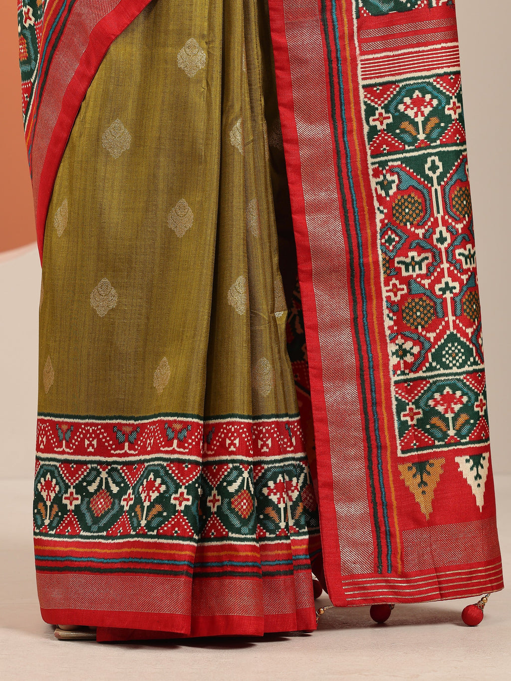 Olive Embellished Silk Blend Saree With Unstitched Blouse Piece