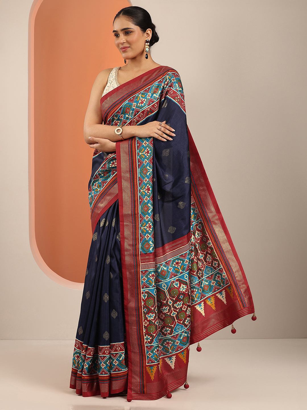 Navy Blue Embellished Silk Blend Saree With Unstitched Blouse Piece