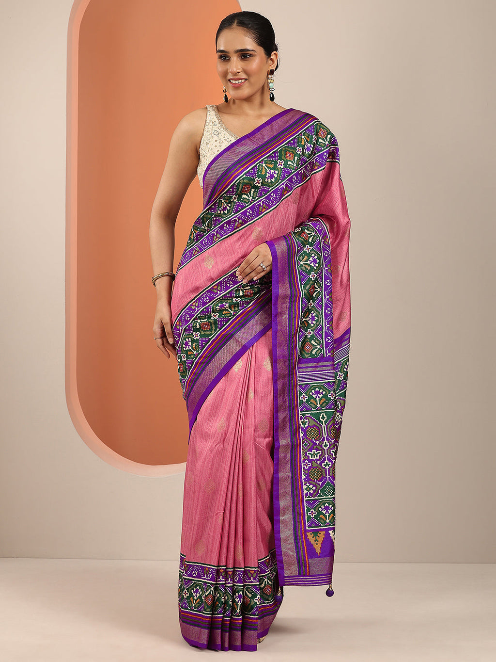 Peach Embellished Silk Blend Saree With Unstitched Blouse Piece