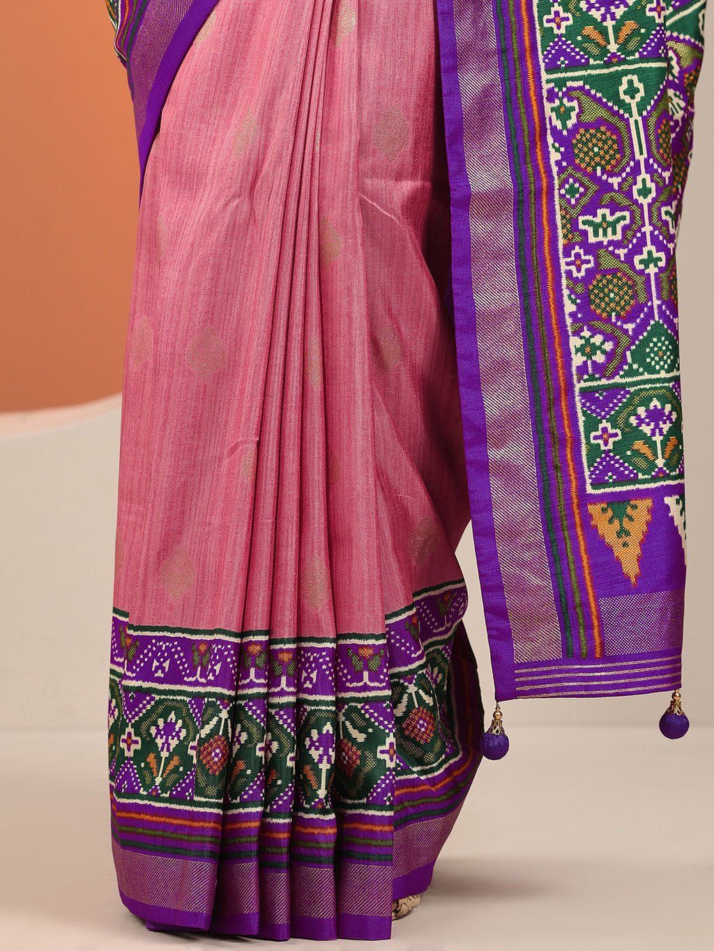 Peach Embellished Silk Blend Saree With Unstitched Blouse Piece