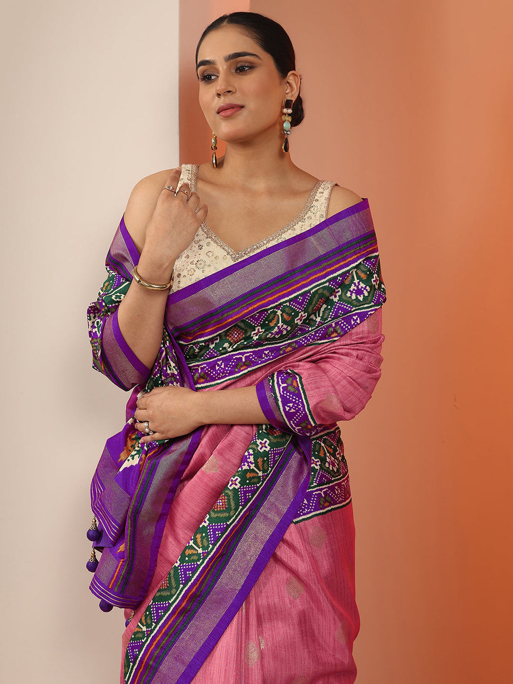 Peach Embellished Silk Blend Saree With Unstitched Blouse Piece