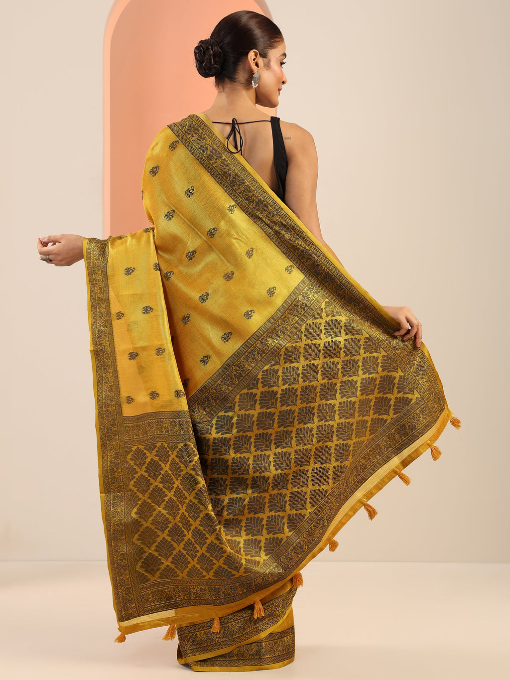 Mustard Embellished Silk Blend Saree With Unstitched Blouse Piece