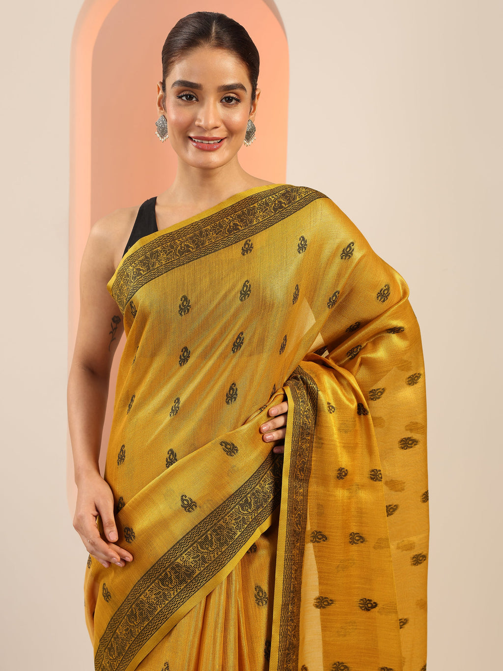 Mustard Embellished Silk Blend Saree With Unstitched Blouse Piece
