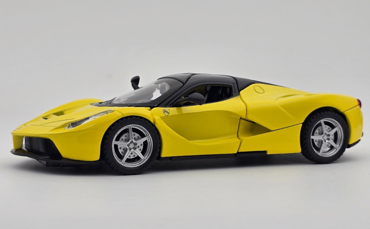 Ferrari LaFerrari 1:24  diecast scale model car collectible | Assorted Colors