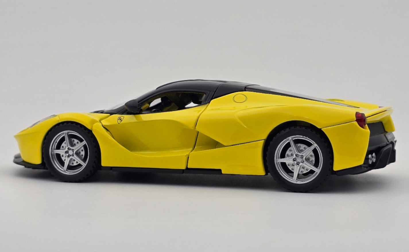 Ferrari LaFerrari 1:24  diecast scale model car collectible | Assorted Colors