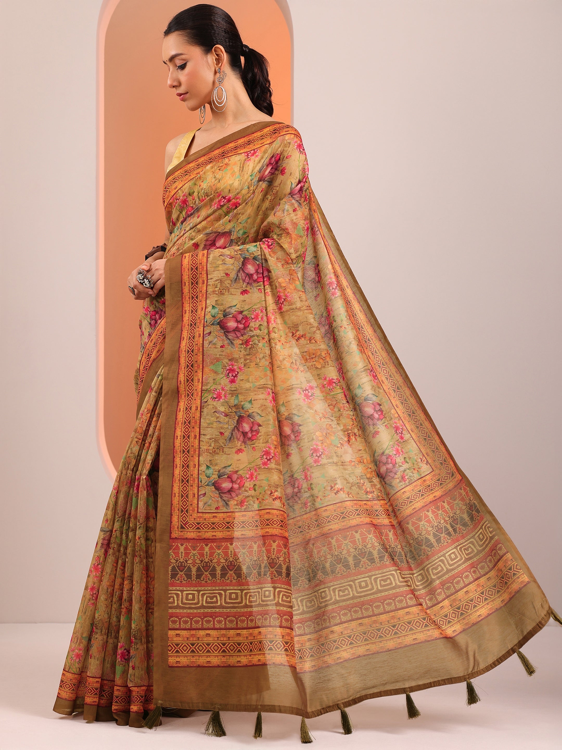 Mustard Printed Silk Blend Saree With Unstitched Blouse Piece