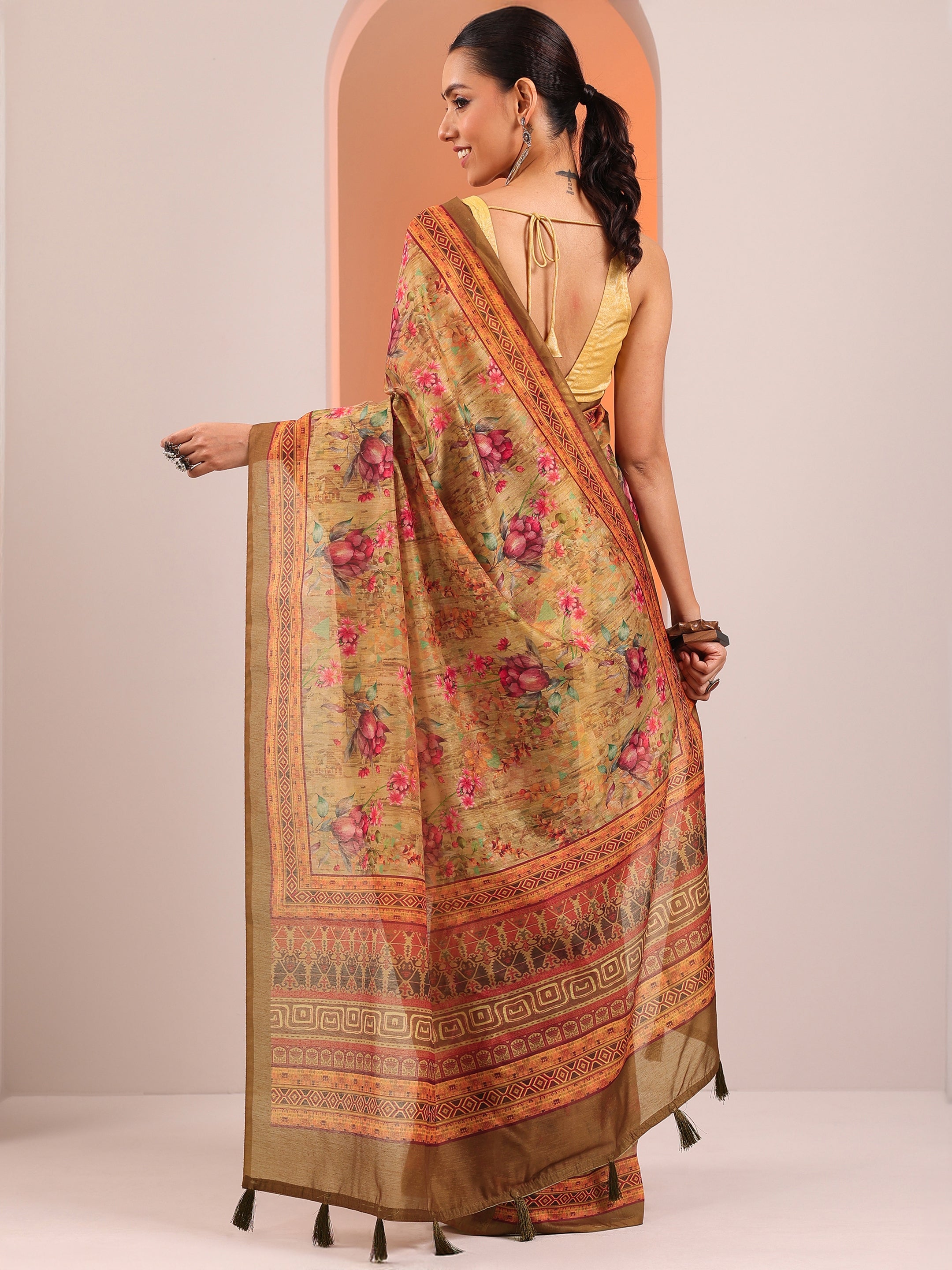 Mustard Printed Silk Blend Saree With Unstitched Blouse Piece
