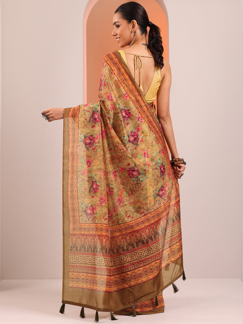 Mustard Printed Silk Blend Saree With Unstitched Blouse Piece