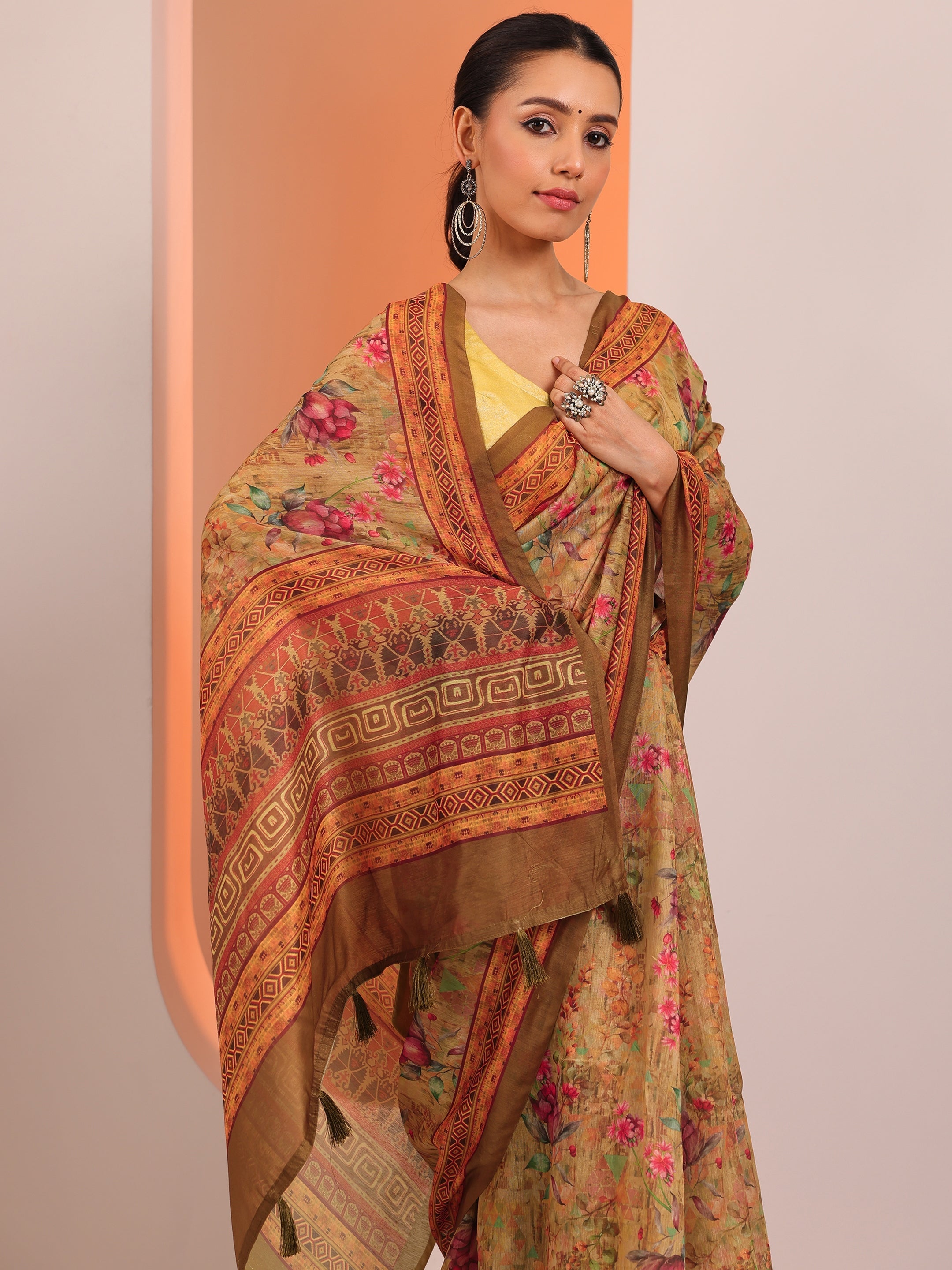 Mustard Printed Silk Blend Saree With Unstitched Blouse Piece