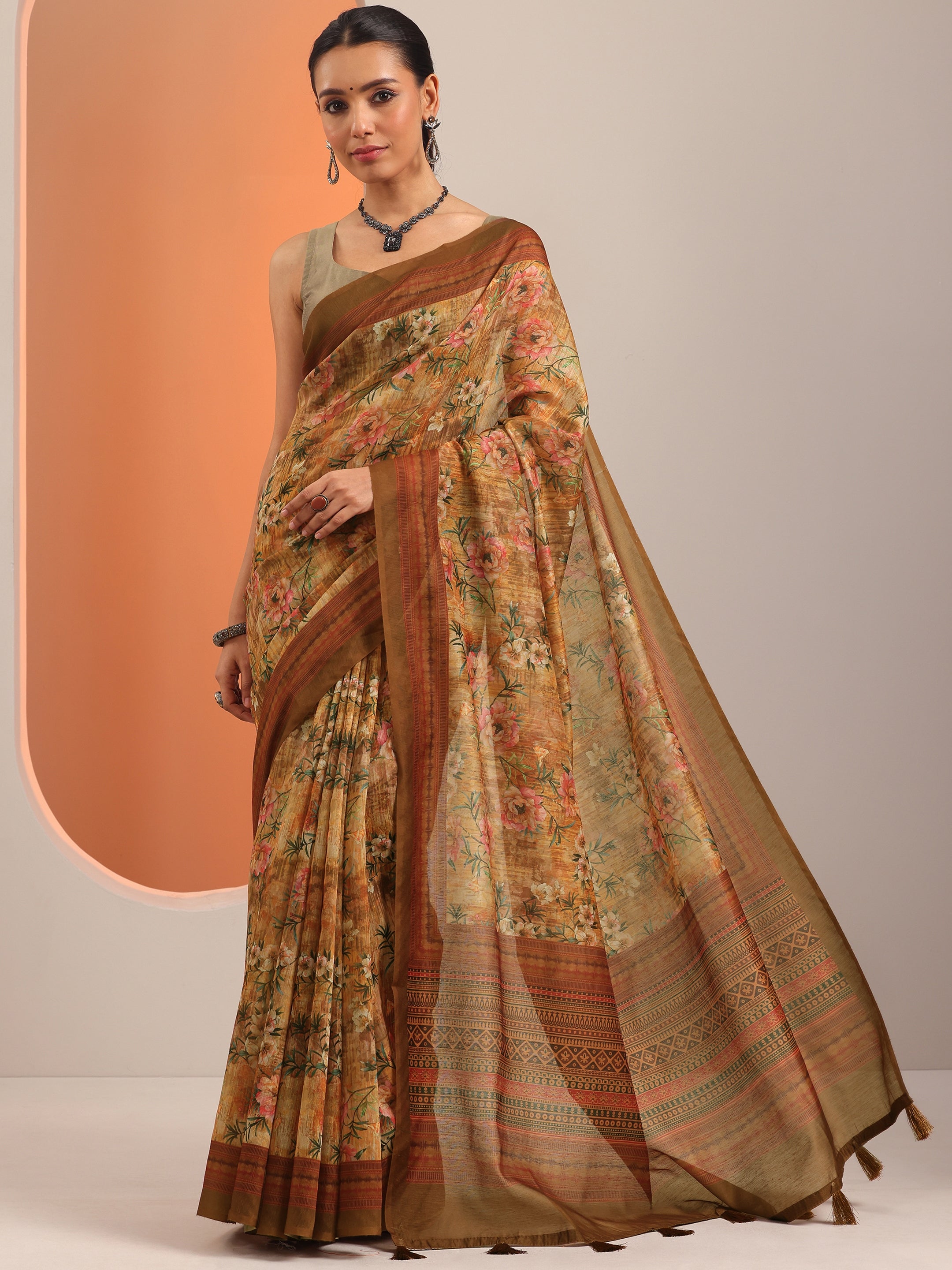 Mustard Printed Silk Blend Saree With Unstitched Blouse Piece