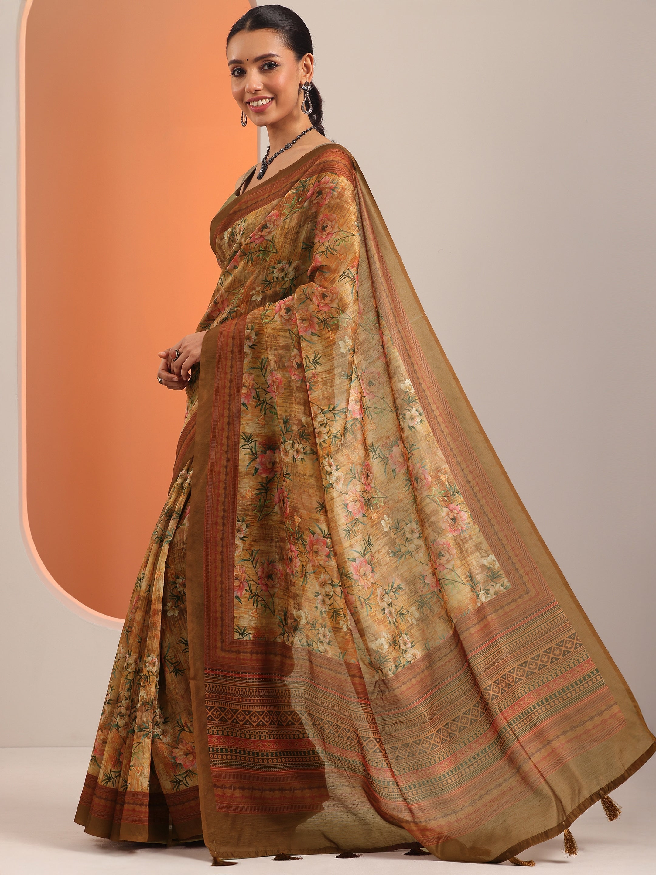 Mustard Printed Silk Blend Saree With Unstitched Blouse Piece
