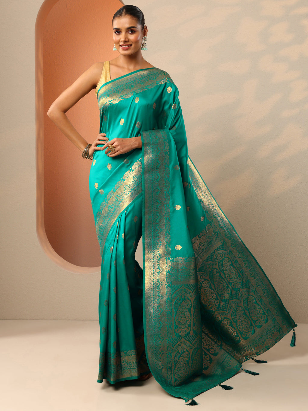 Green Woven Design Banarasi Silk Blend Saree With Unstitched Blouse Piece