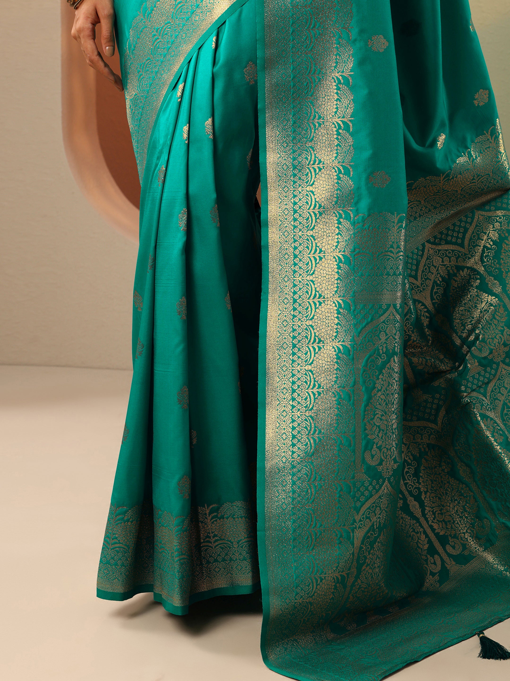 Green Woven Design Banarasi Silk Blend Saree With Unstitched Blouse Piece
