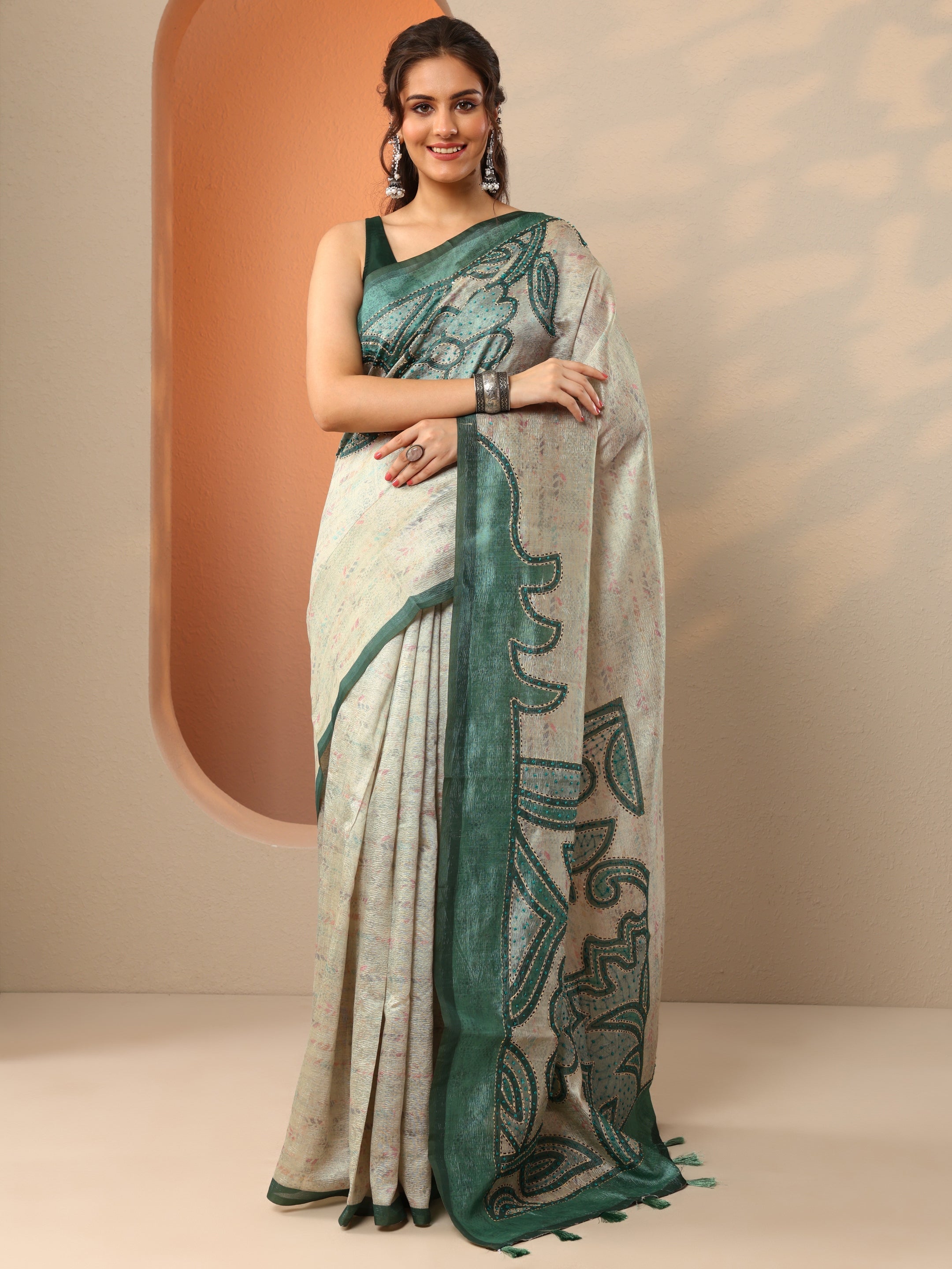 Green Embellished Silk Blend Saree With Unstitched Blouse Piece
