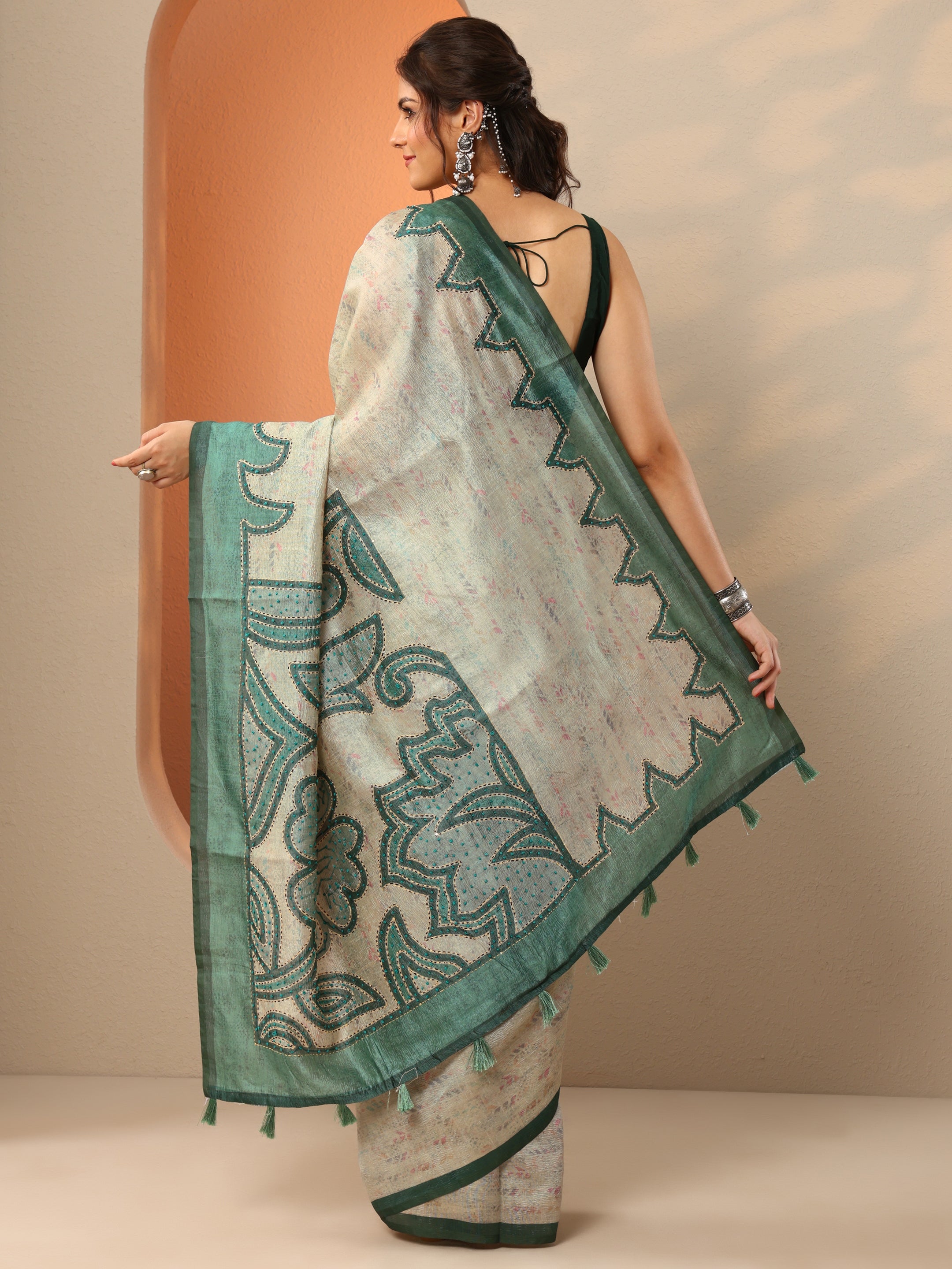 Green Embellished Silk Blend Saree With Unstitched Blouse Piece