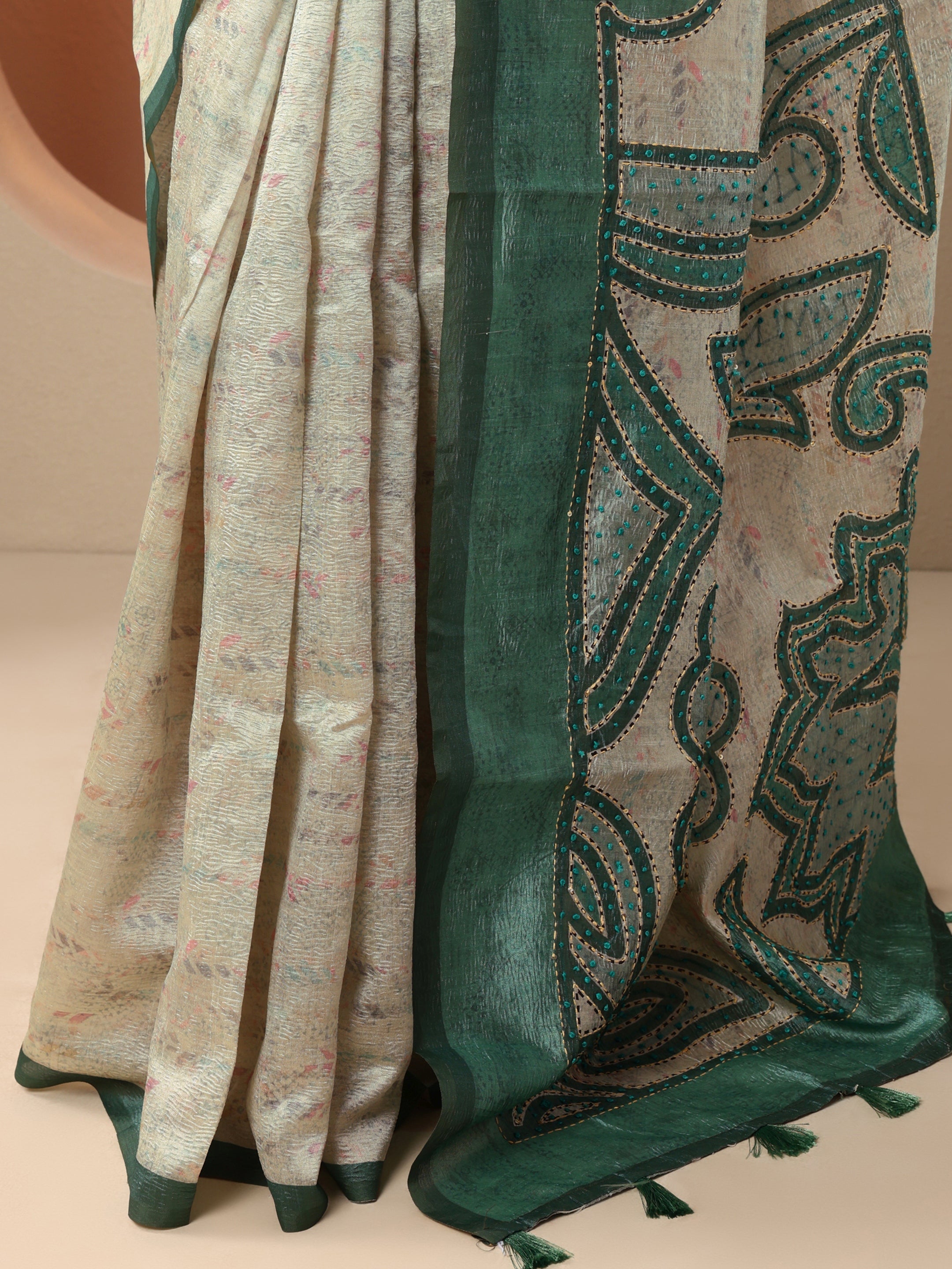 Green Embellished Silk Blend Saree With Unstitched Blouse Piece