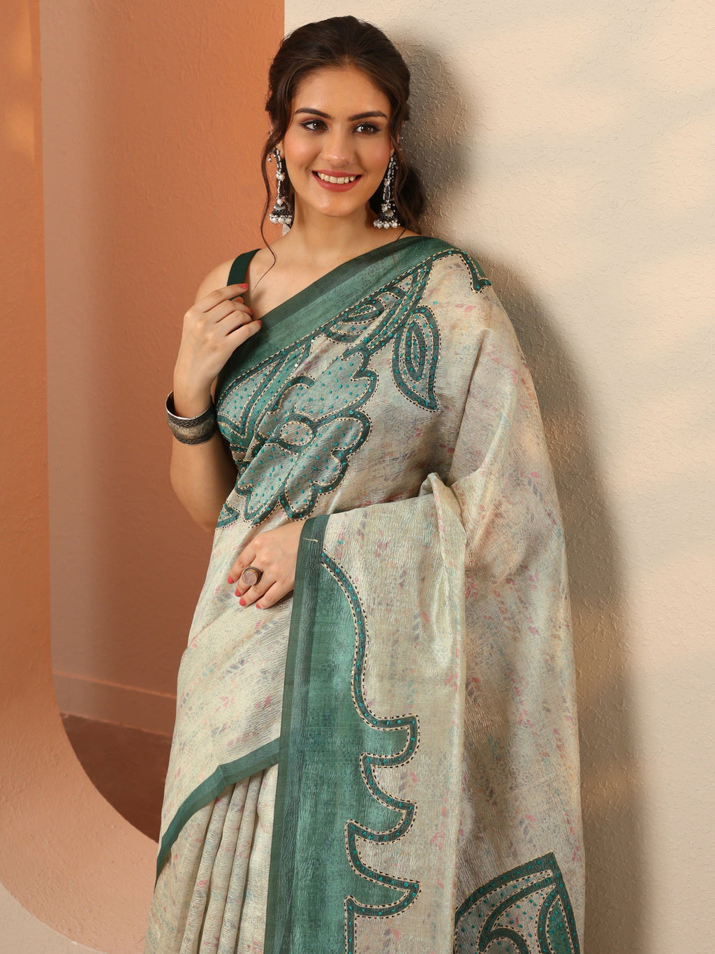 Green Embellished Silk Blend Saree With Unstitched Blouse Piece