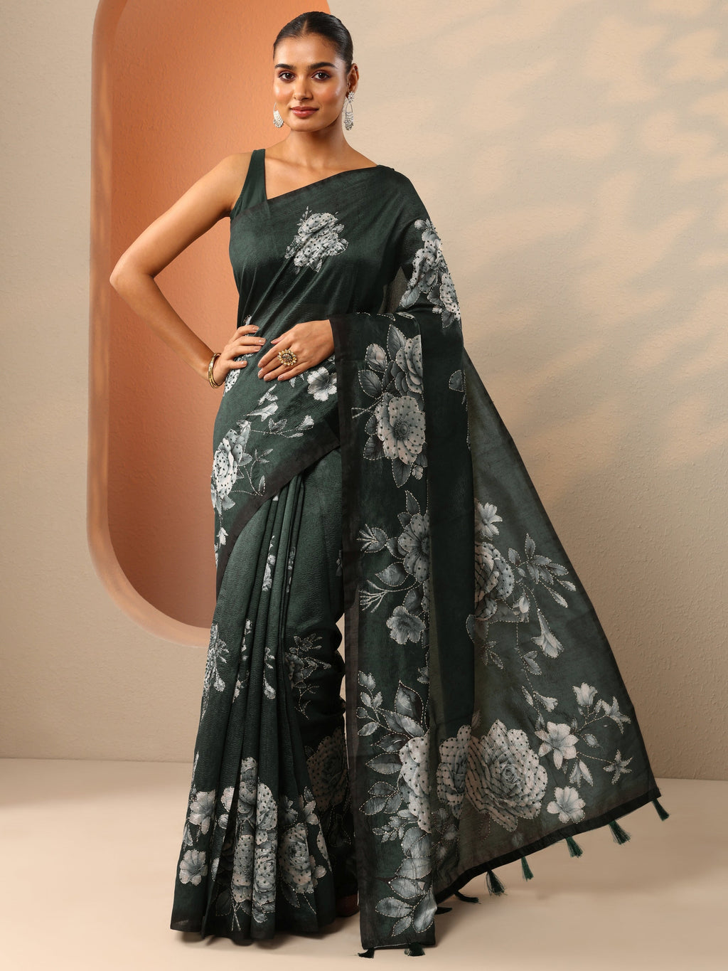 Green Embellished Silk Blend Saree With Unstitched Blouse Piece