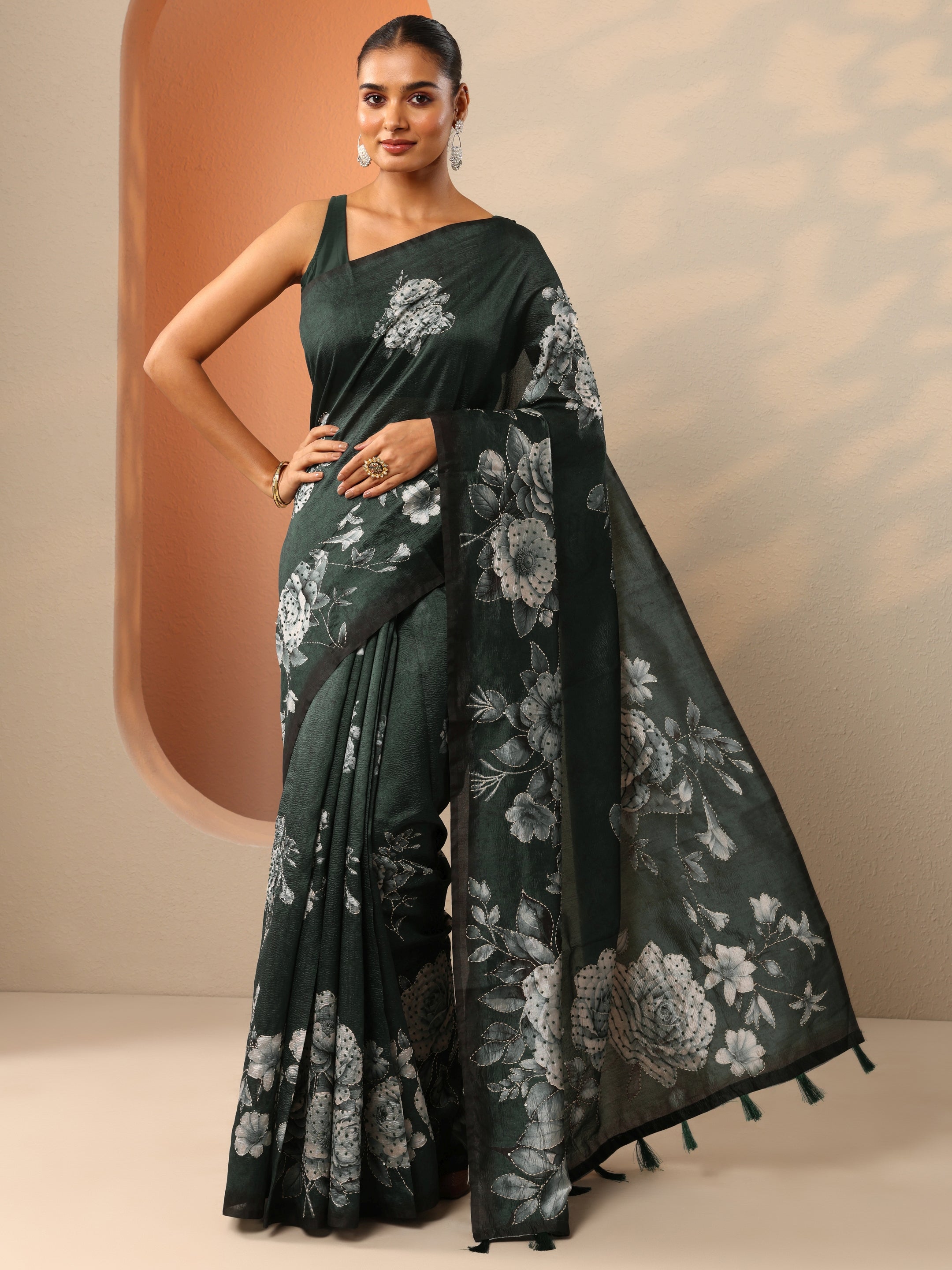 Green Embellished Silk Blend Saree With Unstitched Blouse Piece