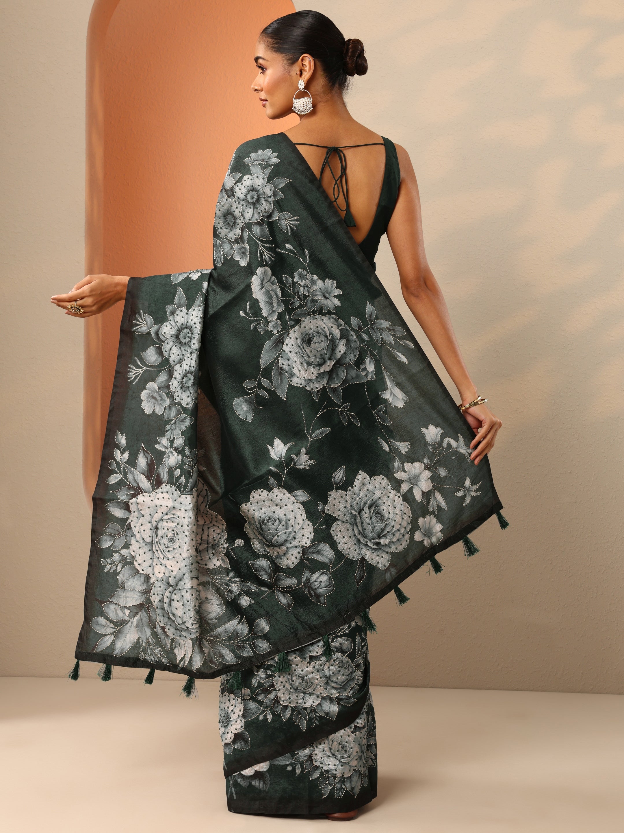 Green Embellished Silk Blend Saree With Unstitched Blouse Piece