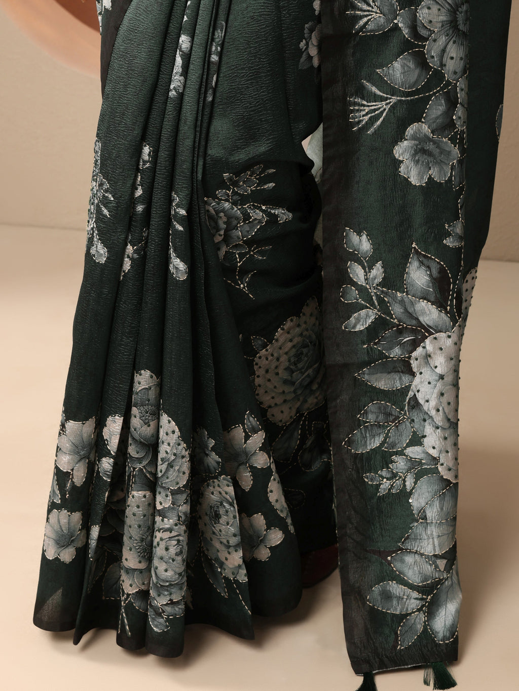 Green Embellished Silk Blend Saree With Unstitched Blouse Piece