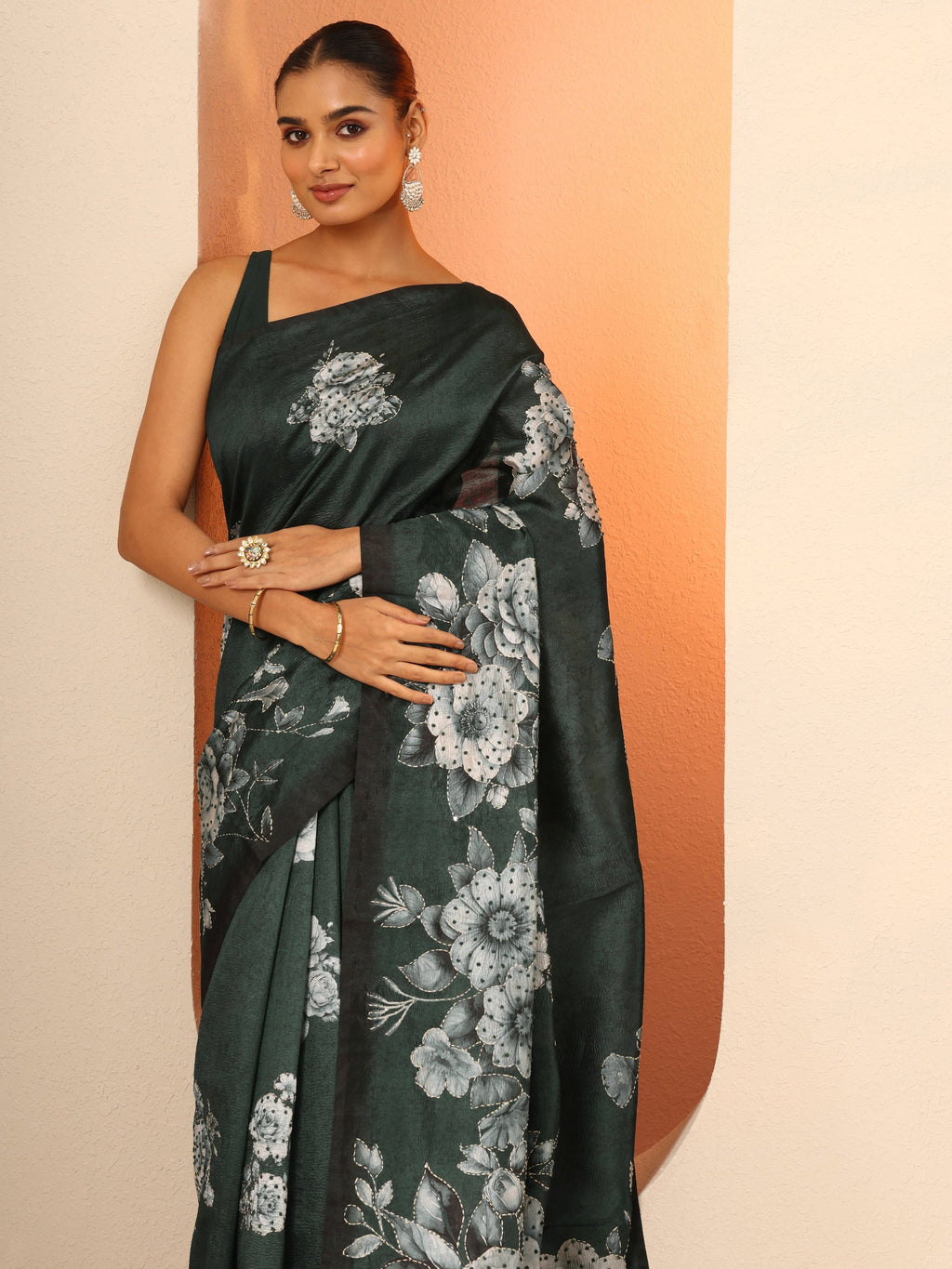 Green Embellished Silk Blend Saree With Unstitched Blouse Piece