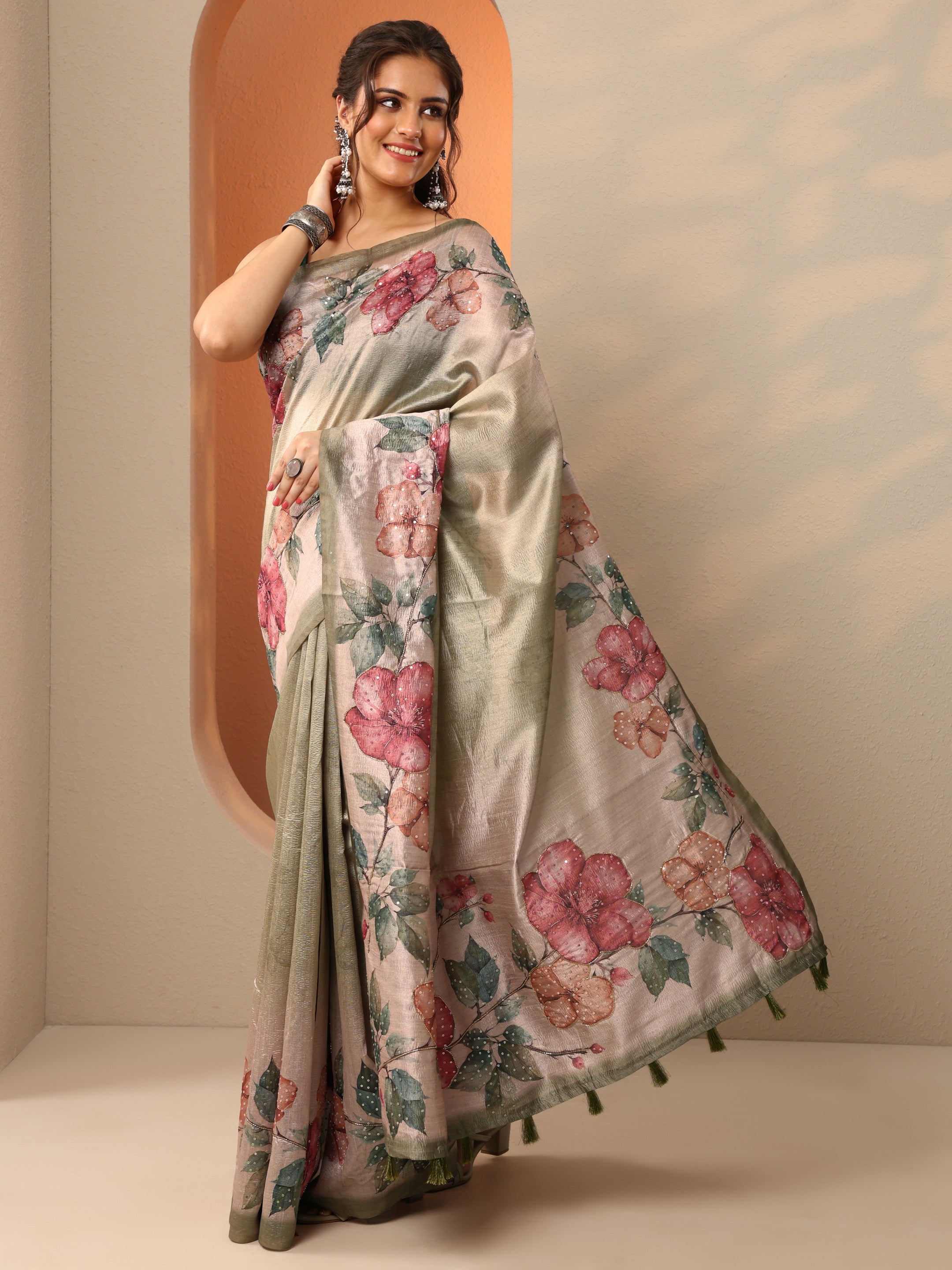 Green Embellished Silk Blend Saree With Unstitched Blouse Piece