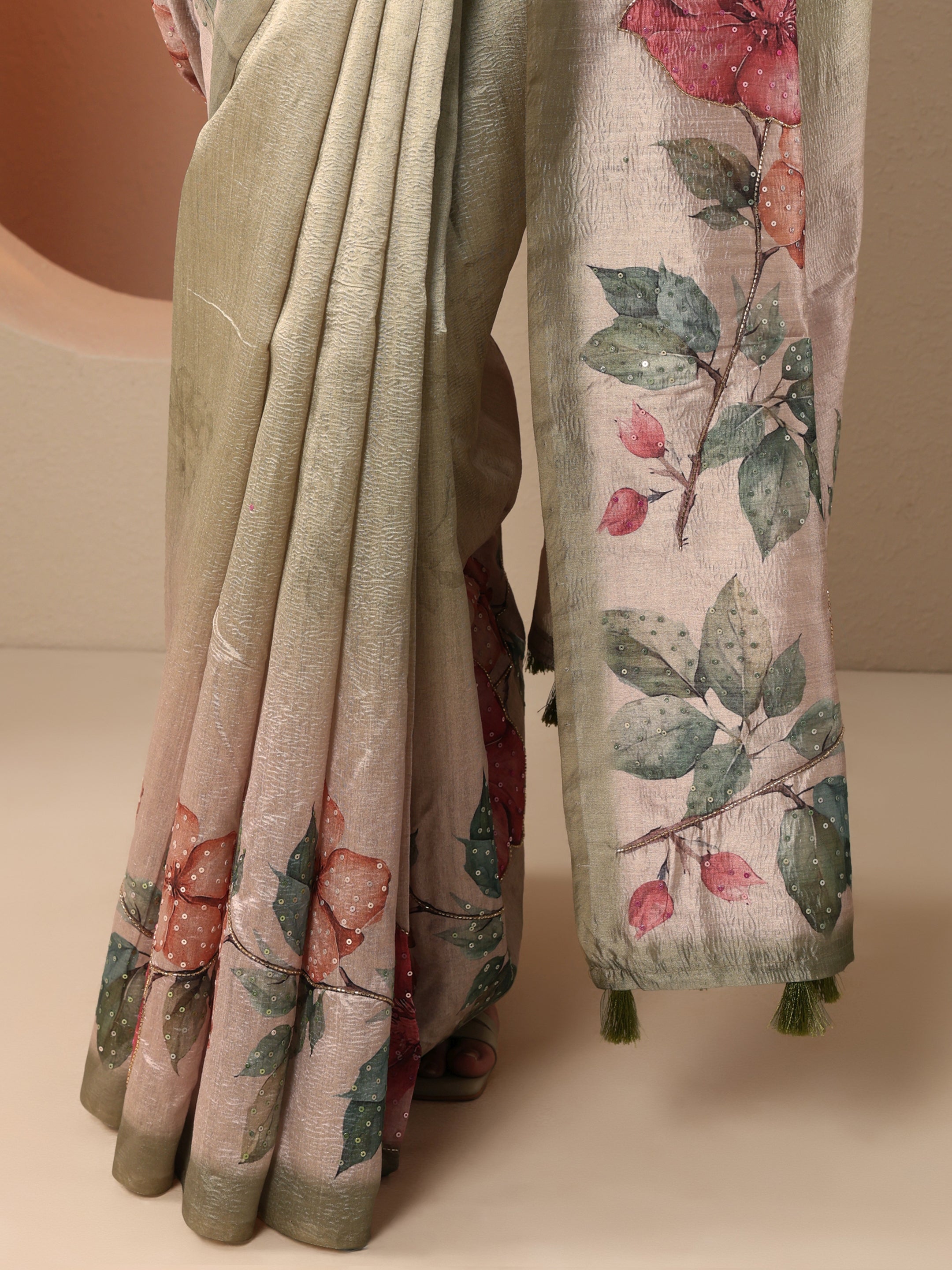 Green Embellished Silk Blend Saree With Unstitched Blouse Piece