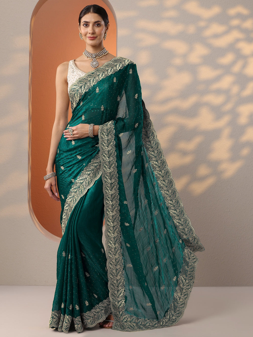 Green Embroidered Silk Blend Saree With Unstitched Blouse Piece