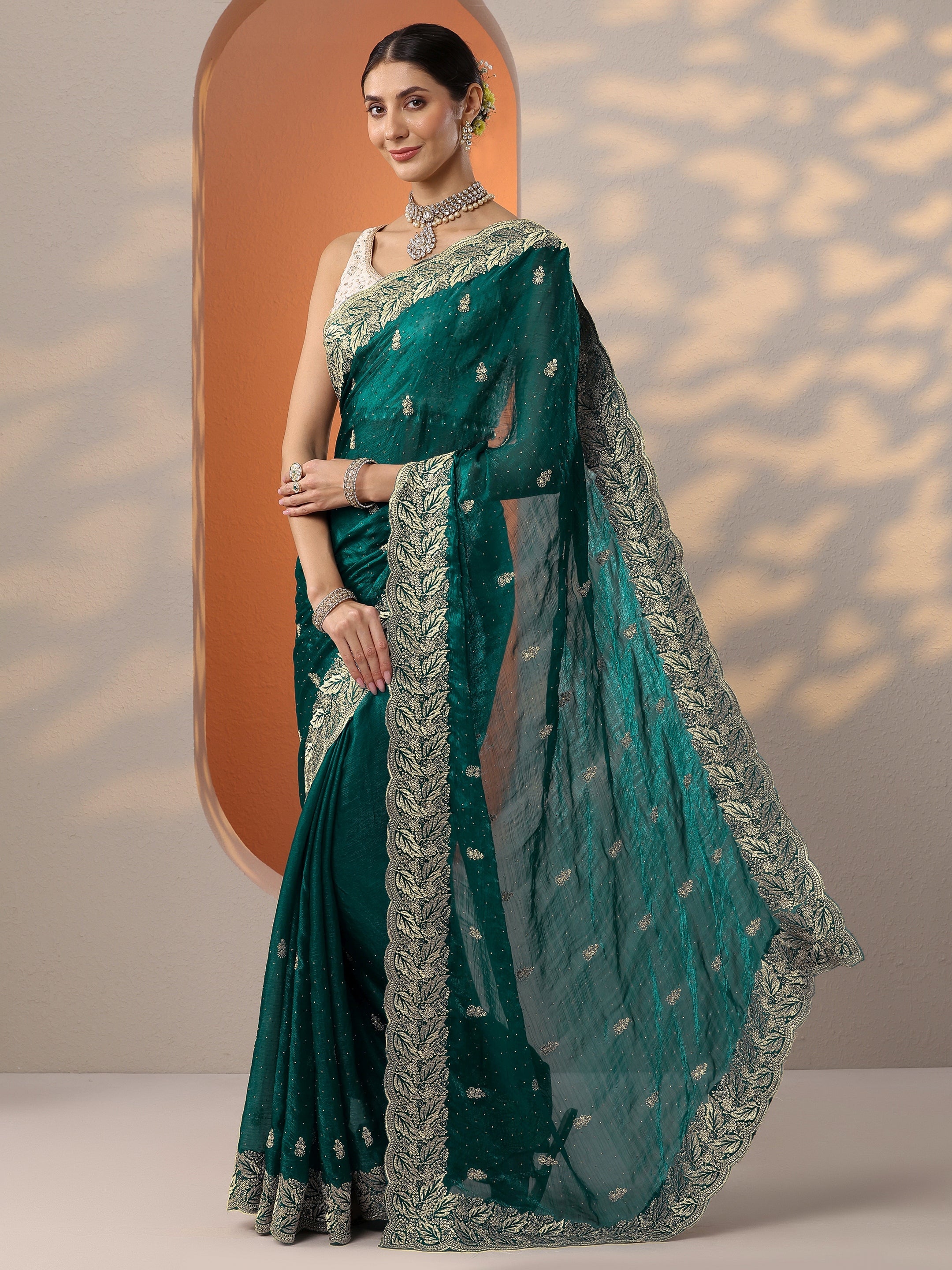 Green Embroidered Silk Blend Saree With Unstitched Blouse Piece
