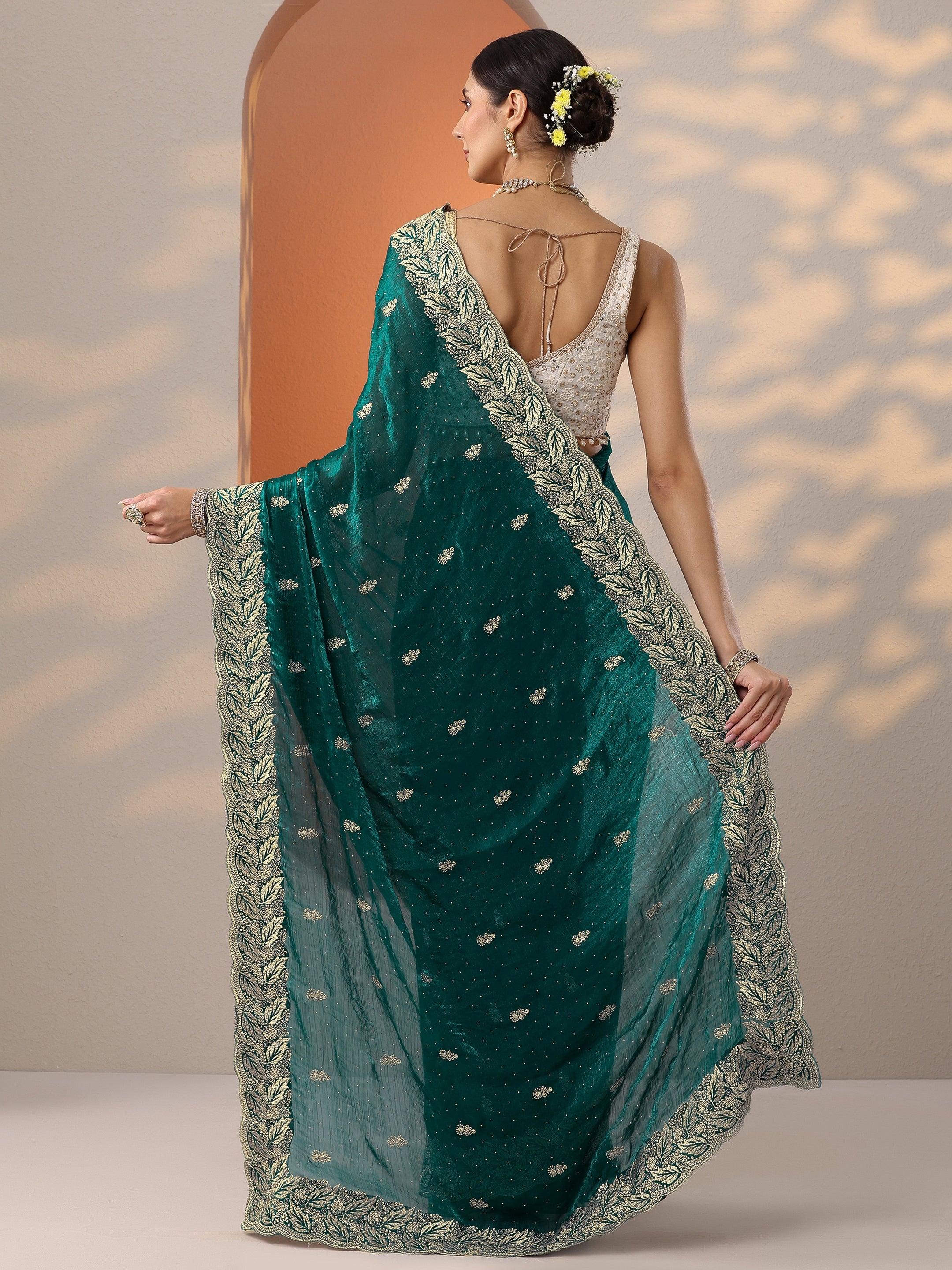 Green Embroidered Silk Blend Saree With Unstitched Blouse Piece
