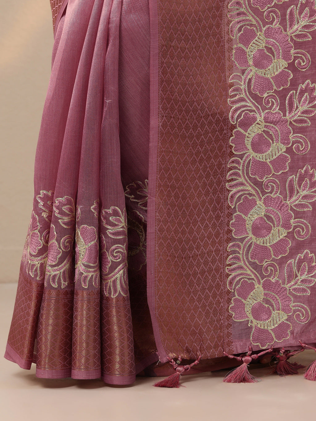 Pink Embroidered Silk Blend Saree With Unstitched Blouse Piece