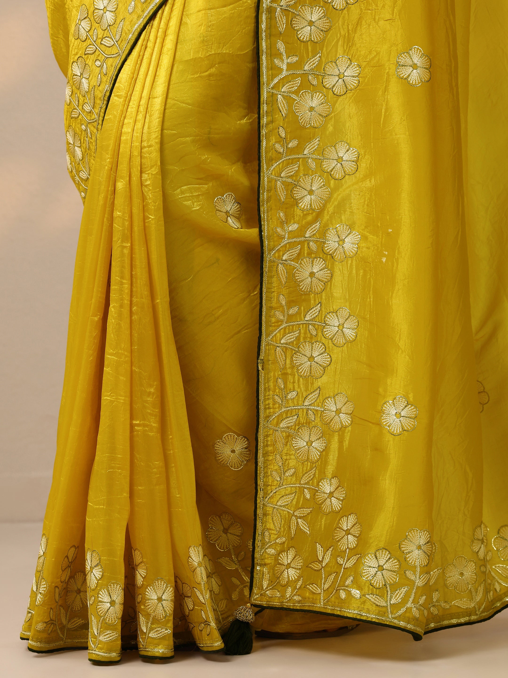 Green Embroidered Organza Saree With Unstitched Blouse Piece