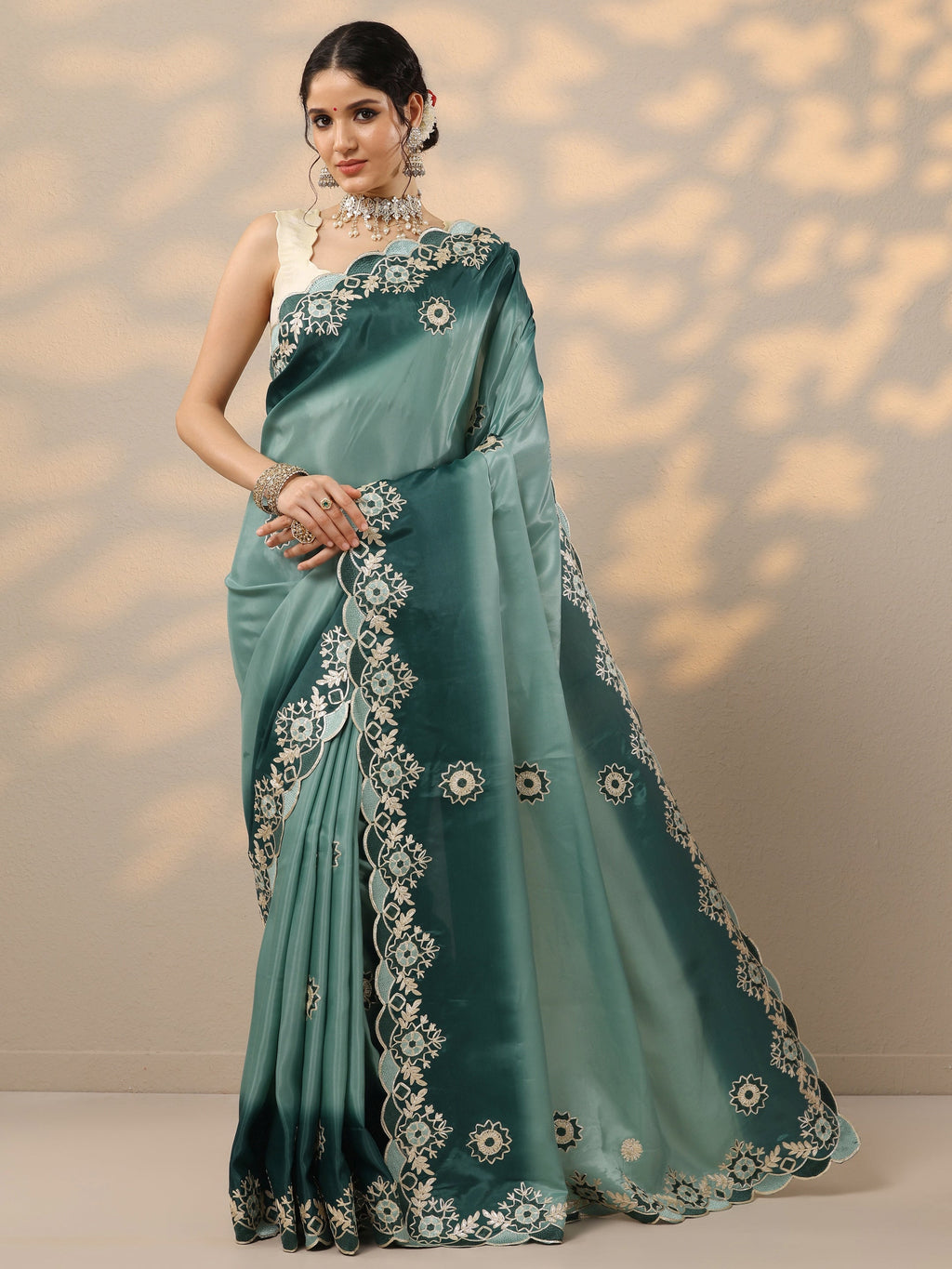 Green Embroidered Silk Blend Saree With Unstitched Blouse Piece