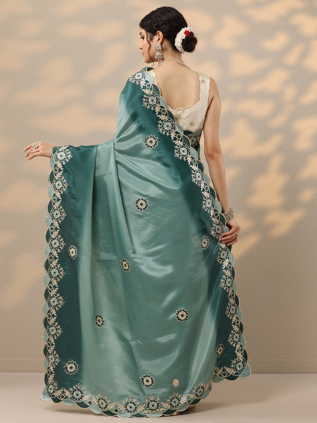 Green Embroidered Silk Blend Saree With Unstitched Blouse Piece